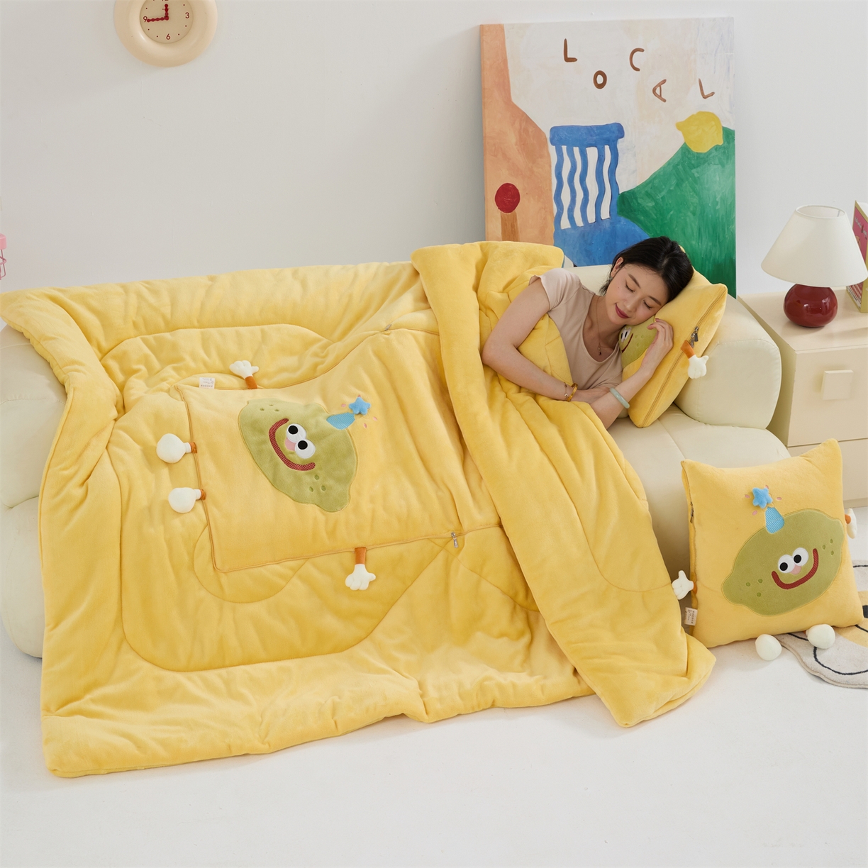 91家纺网 家纺一手货源 找家纺 照世家纺 2025新款牛奶绒抗菌棉mango款抱枕被 柠檬黄