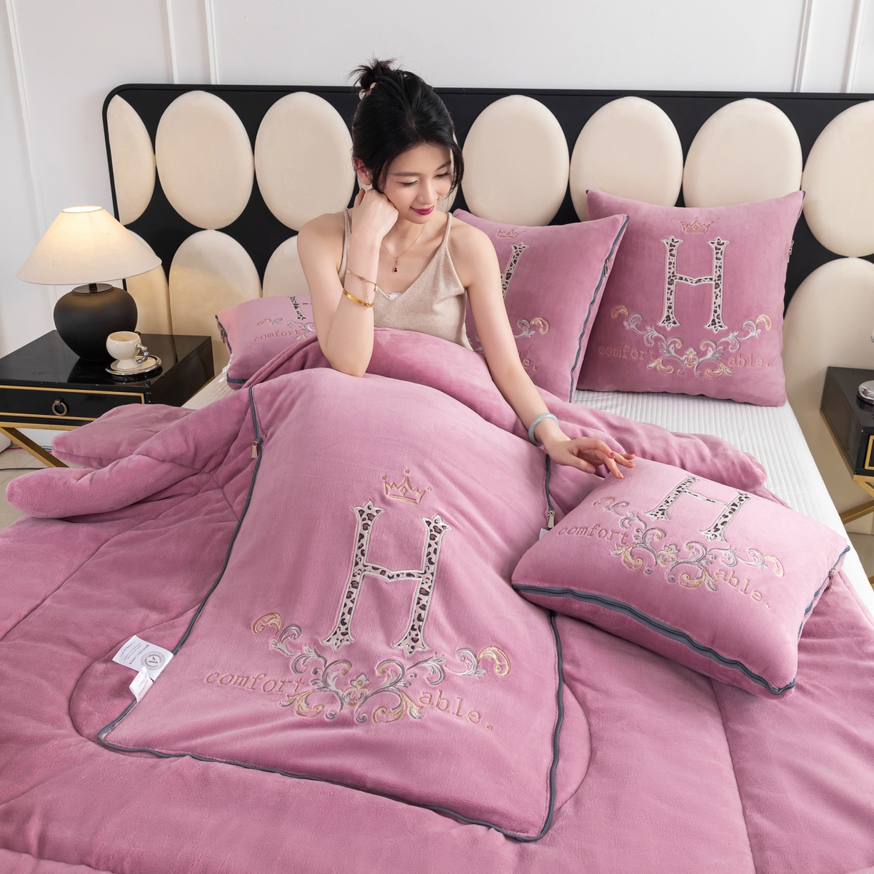 91家纺网 家纺一手货源 找家纺 照世家纺 2025新款牛奶绒简约复古款抱枕被 千代紫