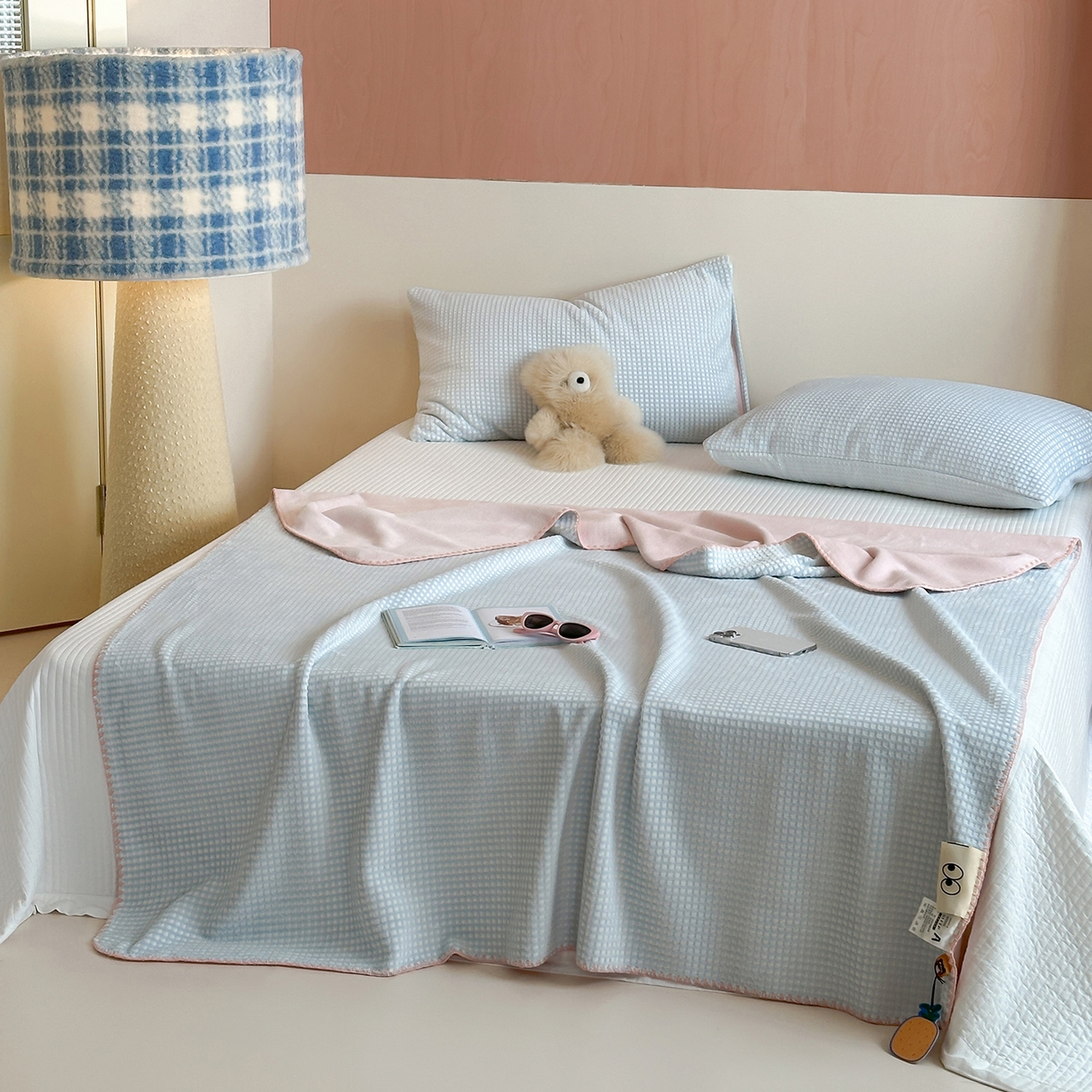 91家纺网 家纺一手货源 找家纺 桃子家居 2025新款A类ins菠萝毯全消光烂花撞色华夫格三角针工艺加厚牛奶绒毛毯多功能毯 绒-菠萝毯蓝粉