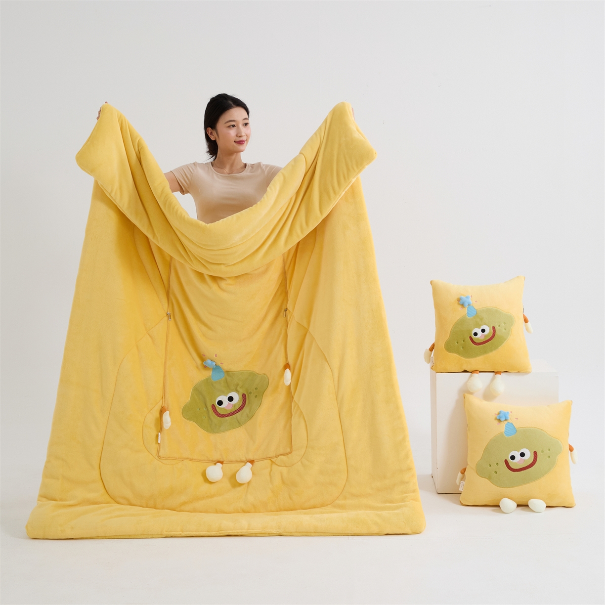 91家纺网 家纺一手货源 找家纺 照世家纺 2025新款牛奶绒抗菌棉mango款抱枕被 柠檬黄