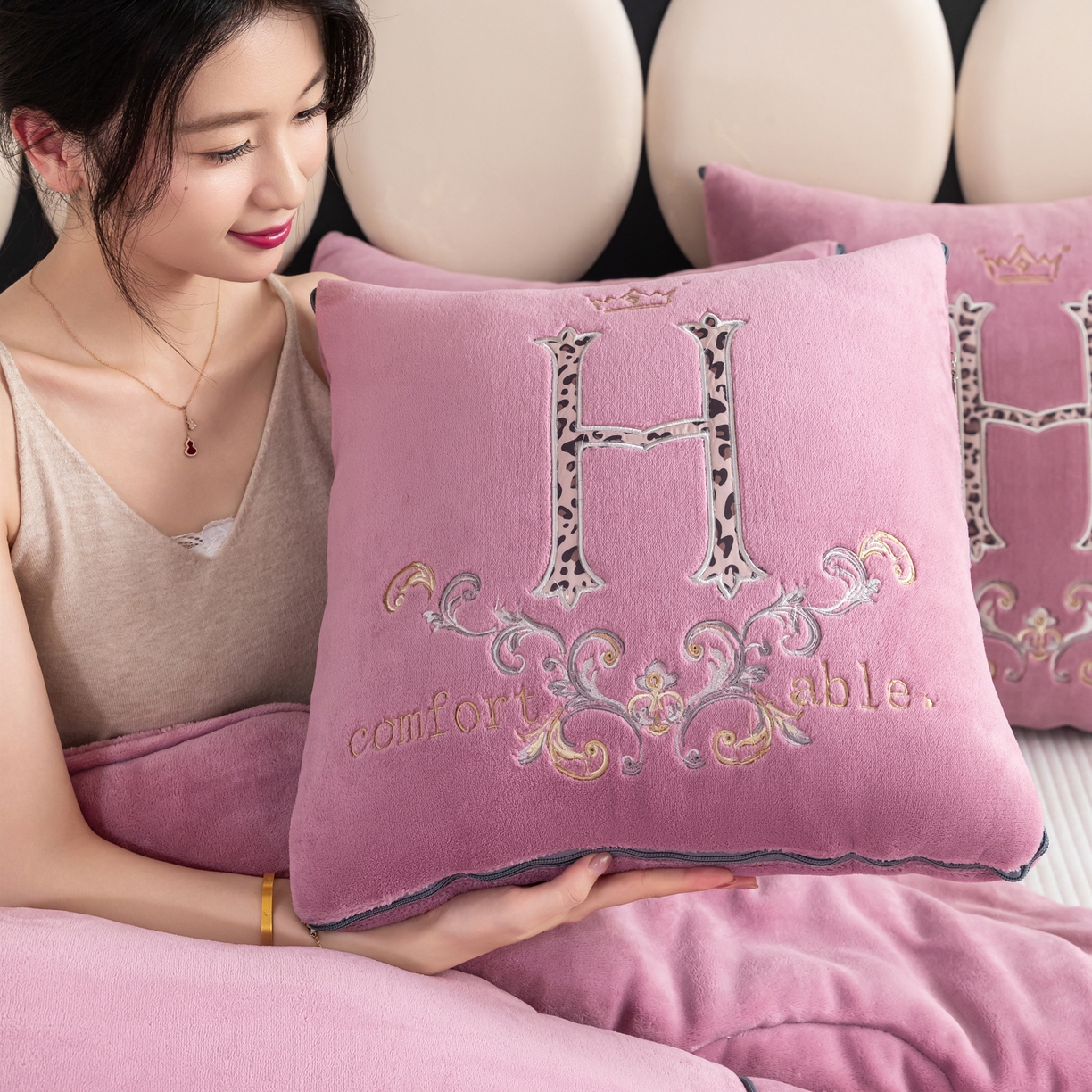 91家纺网 家纺一手货源 找家纺 照世家纺 2025新款牛奶绒简约复古款抱枕被 千代紫