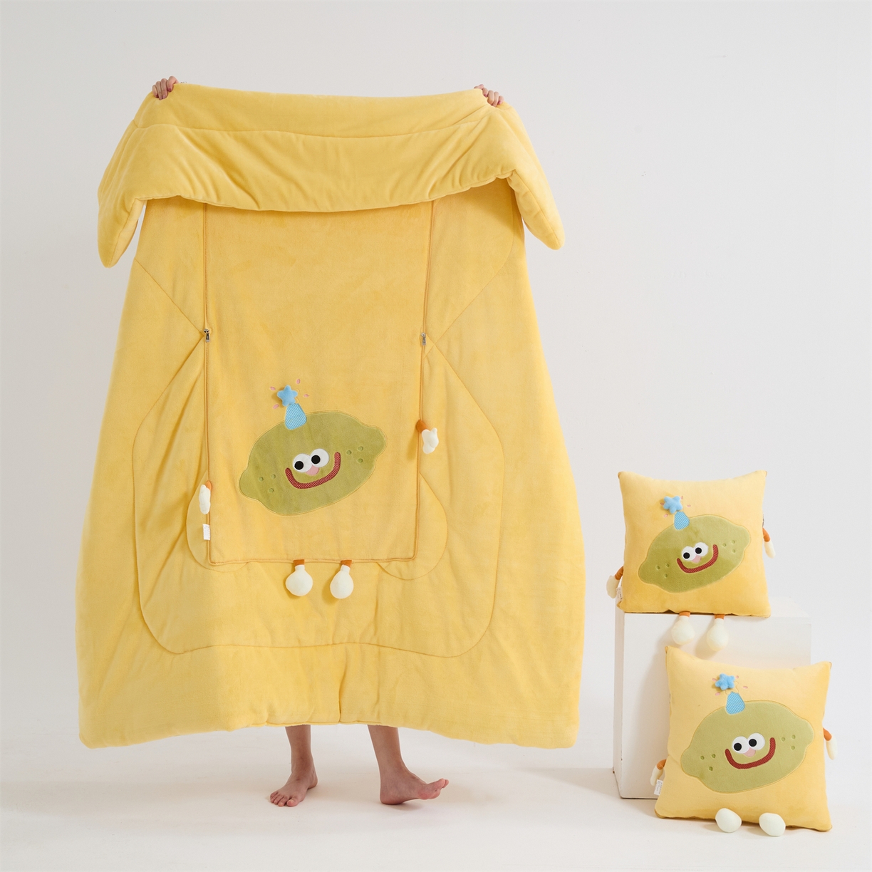 91家纺网 家纺一手货源 找家纺 照世家纺 2025新款牛奶绒抗菌棉mango款抱枕被 柠檬黄