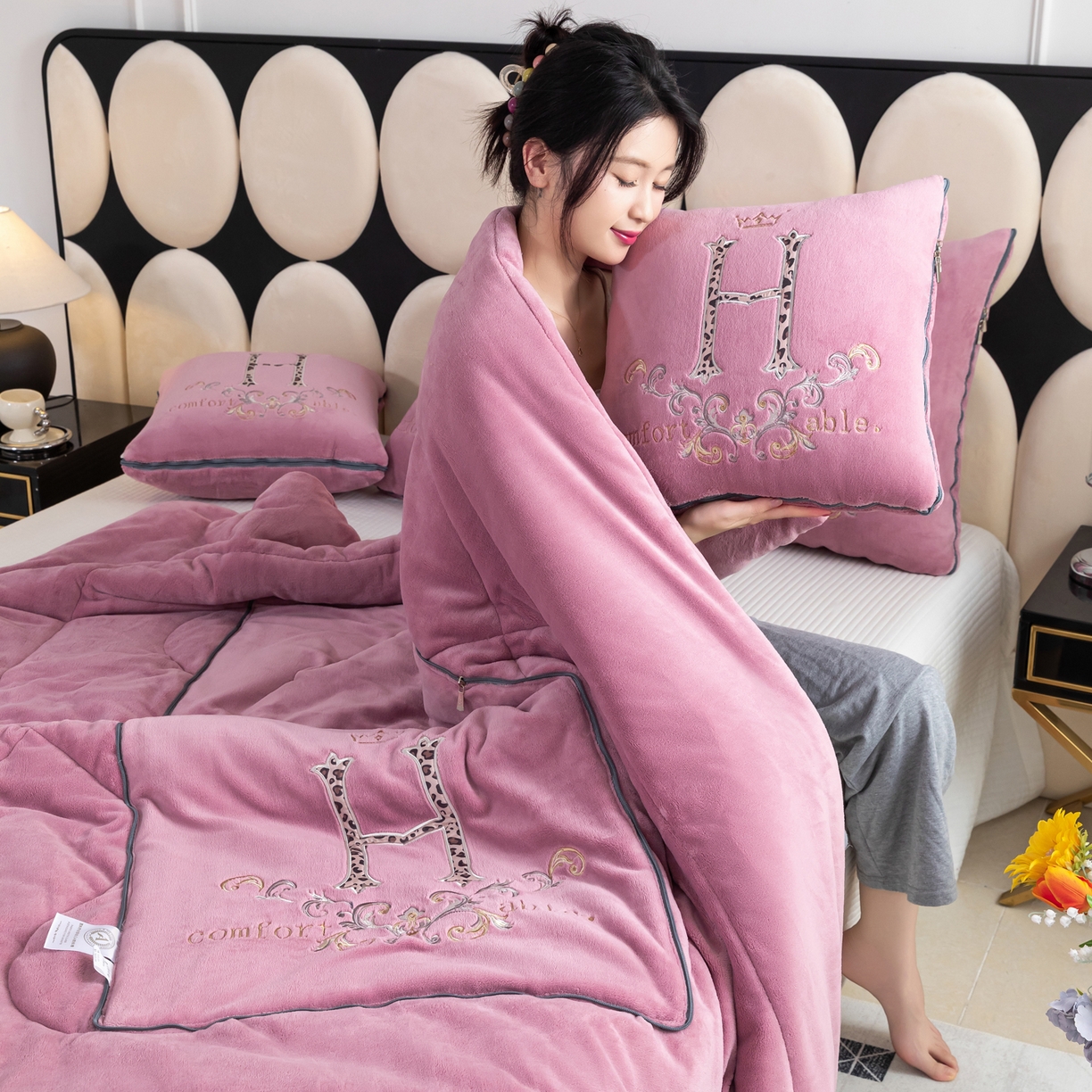 91家纺网 家纺一手货源 找家纺 照世家纺 2025新款牛奶绒简约复古款抱枕被 千代紫