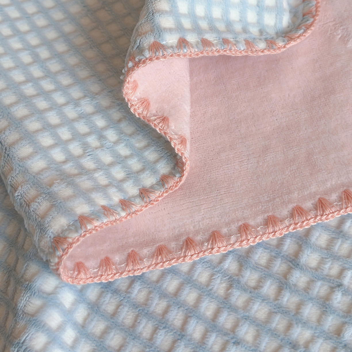 91家纺网 家纺一手货源 找家纺 桃子家居 2025新款A类ins菠萝毯全消光烂花撞色华夫格三角针工艺加厚牛奶绒毛毯多功能毯 绒-菠萝毯蓝粉