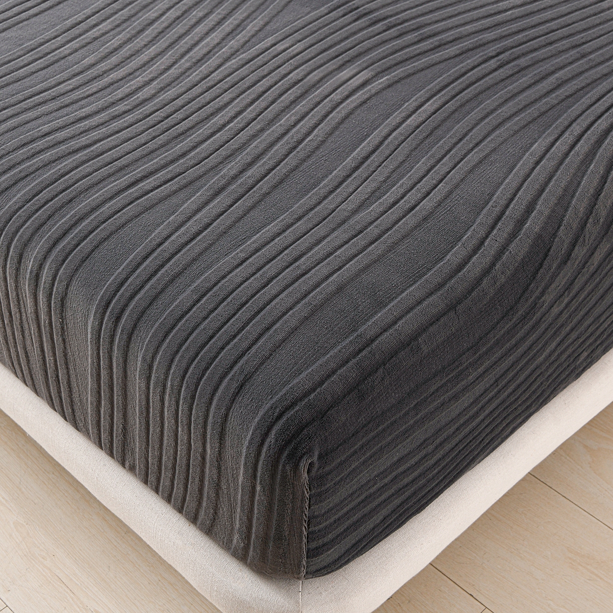 91家纺网 家纺一手货源 找家纺 推推家纺 2025新款雕花加厚牛奶绒床笠 条纹时代-深灰