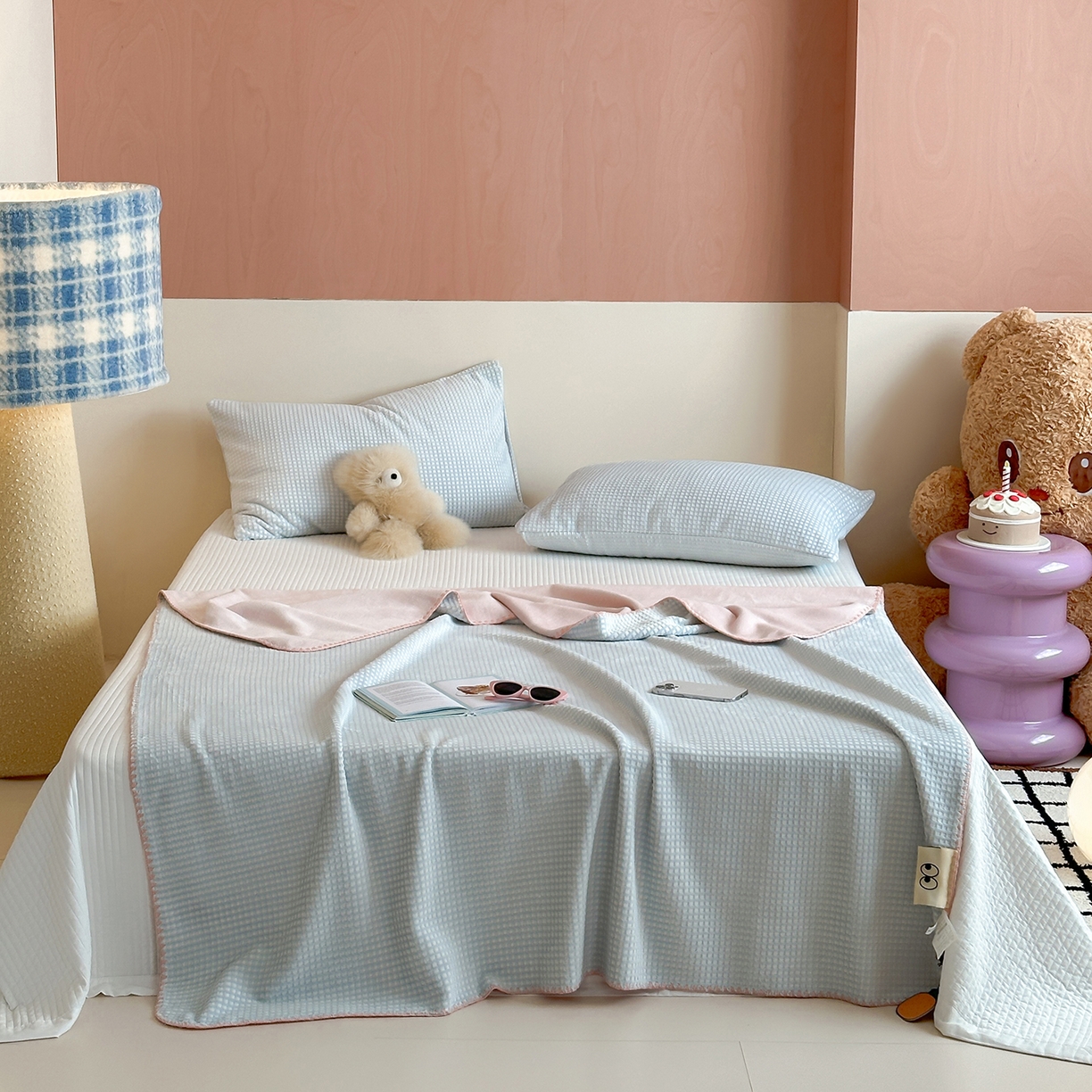 91家纺网 家纺一手货源 找家纺 桃子家居 2025新款A类ins菠萝毯全消光烂花撞色华夫格三角针工艺加厚牛奶绒毛毯多功能毯 绒-菠萝毯蓝粉