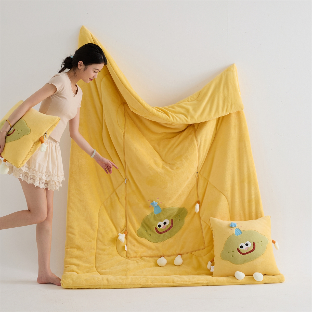 91家纺网 家纺一手货源 找家纺 照世家纺 2025新款牛奶绒抗菌棉mango款抱枕被 柠檬黄