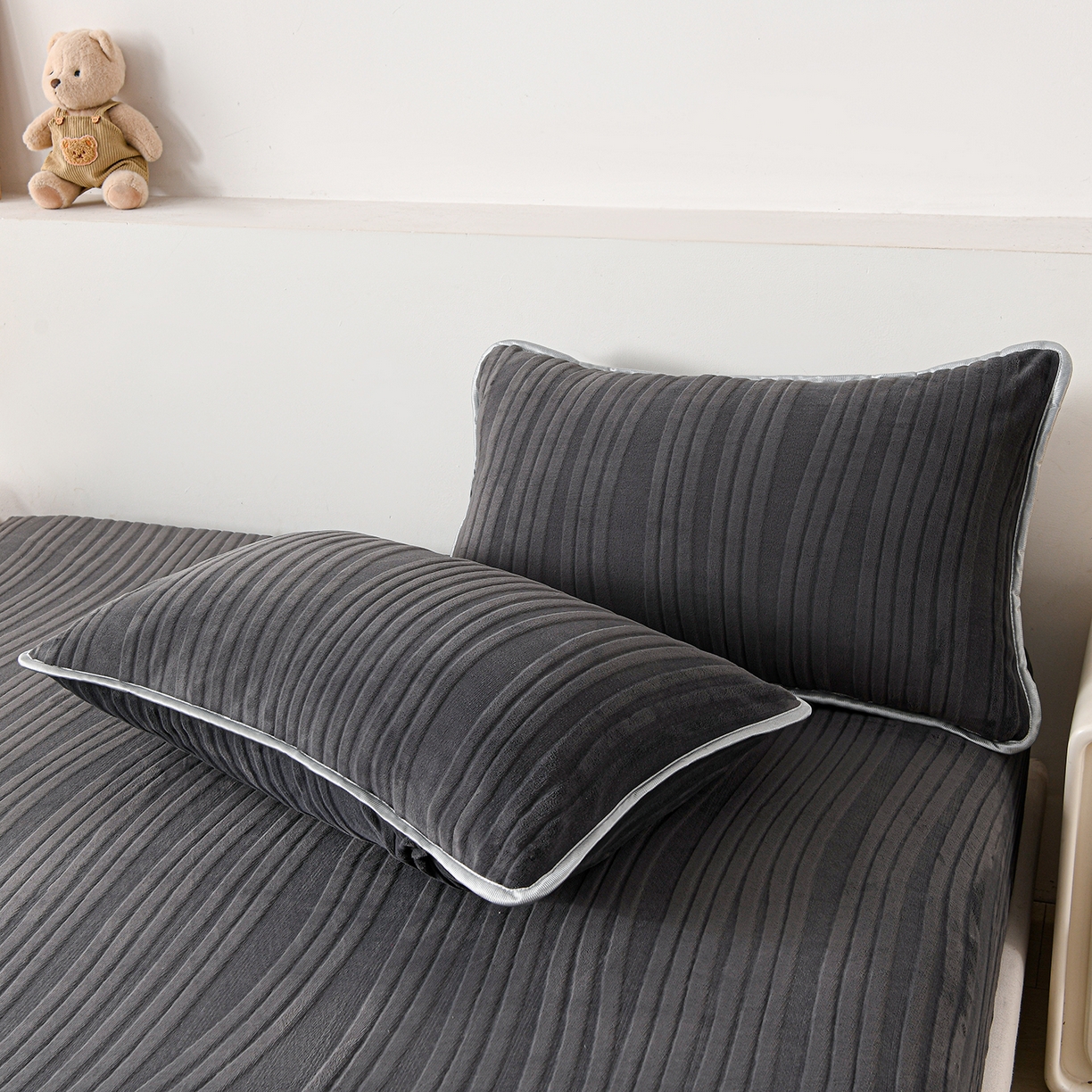 91家纺网 家纺一手货源 找家纺 推推家纺 2025新款雕花加厚牛奶绒床笠 条纹时代-深灰