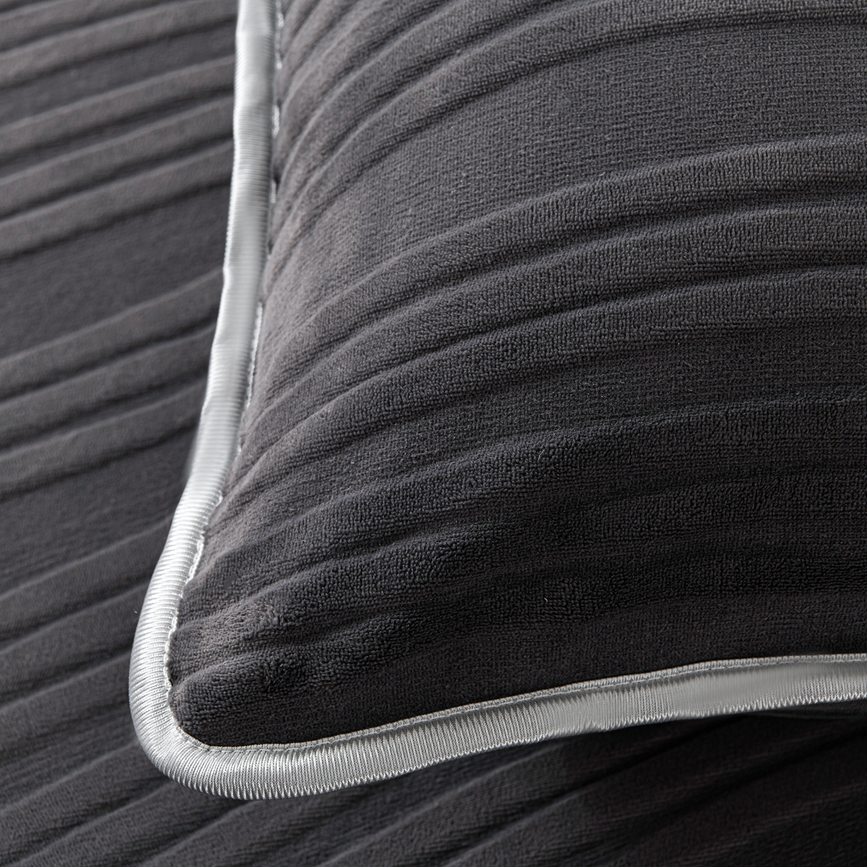 91家纺网 家纺一手货源 找家纺 推推家纺 2025新款雕花加厚牛奶绒床笠 条纹时代-深灰