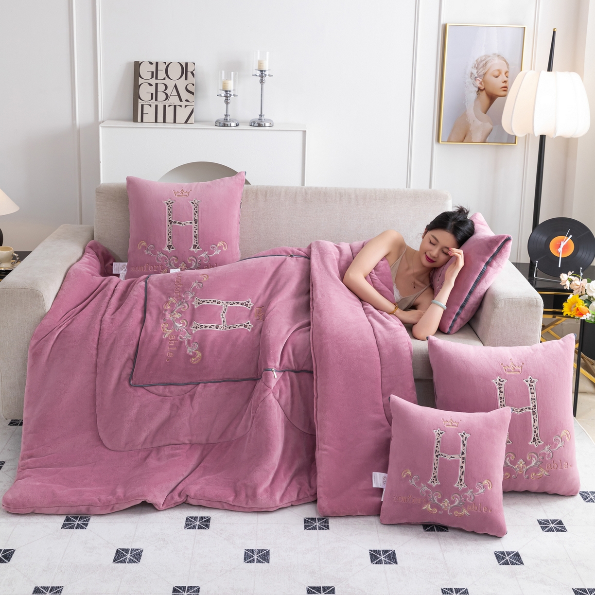 91家纺网 家纺一手货源 找家纺 照世家纺 2025新款牛奶绒简约复古款抱枕被 千代紫