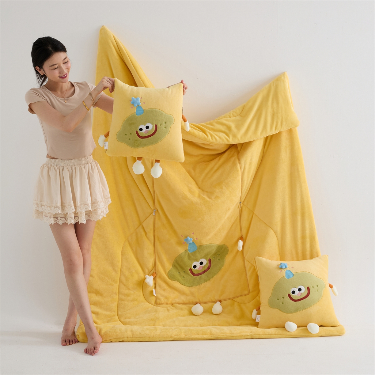 91家纺网 家纺一手货源 找家纺 照世家纺 2025新款牛奶绒抗菌棉mango款抱枕被 柠檬黄