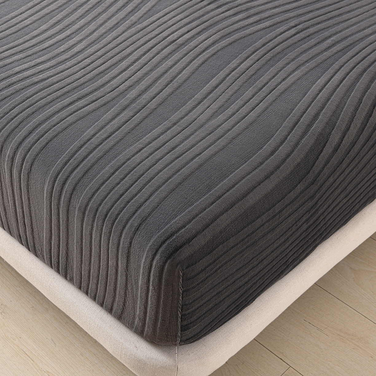 91家纺网 家纺一手货源 找家纺 推推家纺 2025新款雕花加厚牛奶绒床笠 条纹时代-深灰