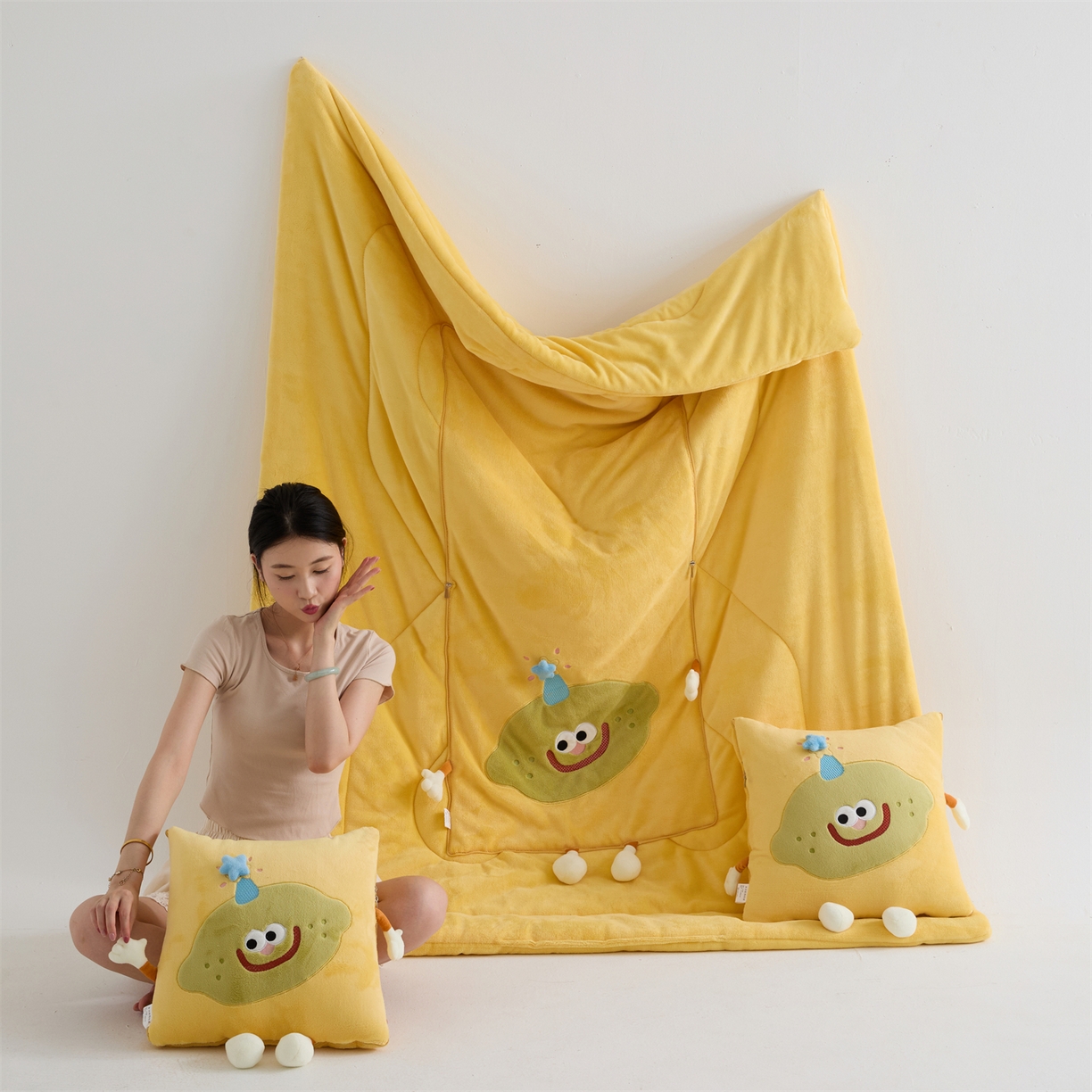 91家纺网 家纺一手货源 找家纺 照世家纺 2025新款牛奶绒抗菌棉mango款抱枕被 柠檬黄