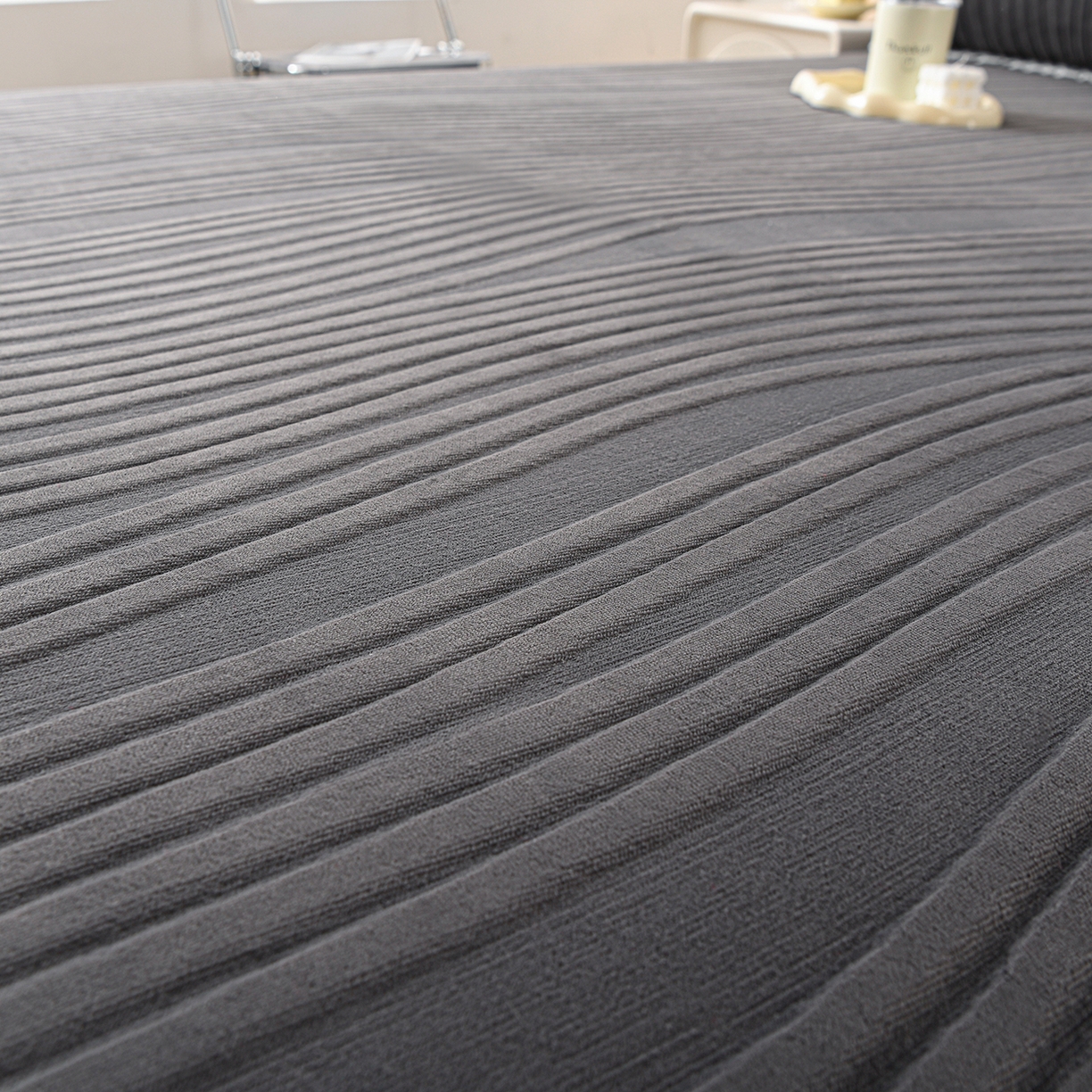 91家纺网 家纺一手货源 找家纺 推推家纺 2025新款雕花加厚牛奶绒床笠 条纹时代-深灰