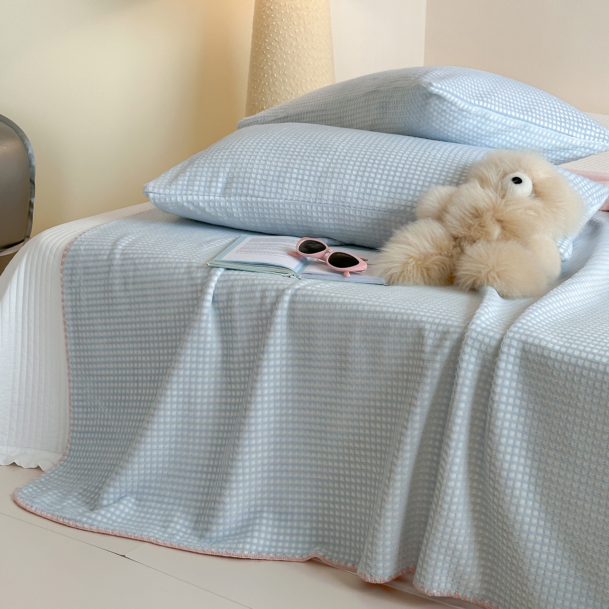 91家纺网 家纺一手货源 找家纺 桃子家居 2025新款A类ins菠萝毯全消光烂花撞色华夫格三角针工艺加厚牛奶绒毛毯多功能毯 绒-菠萝毯蓝粉