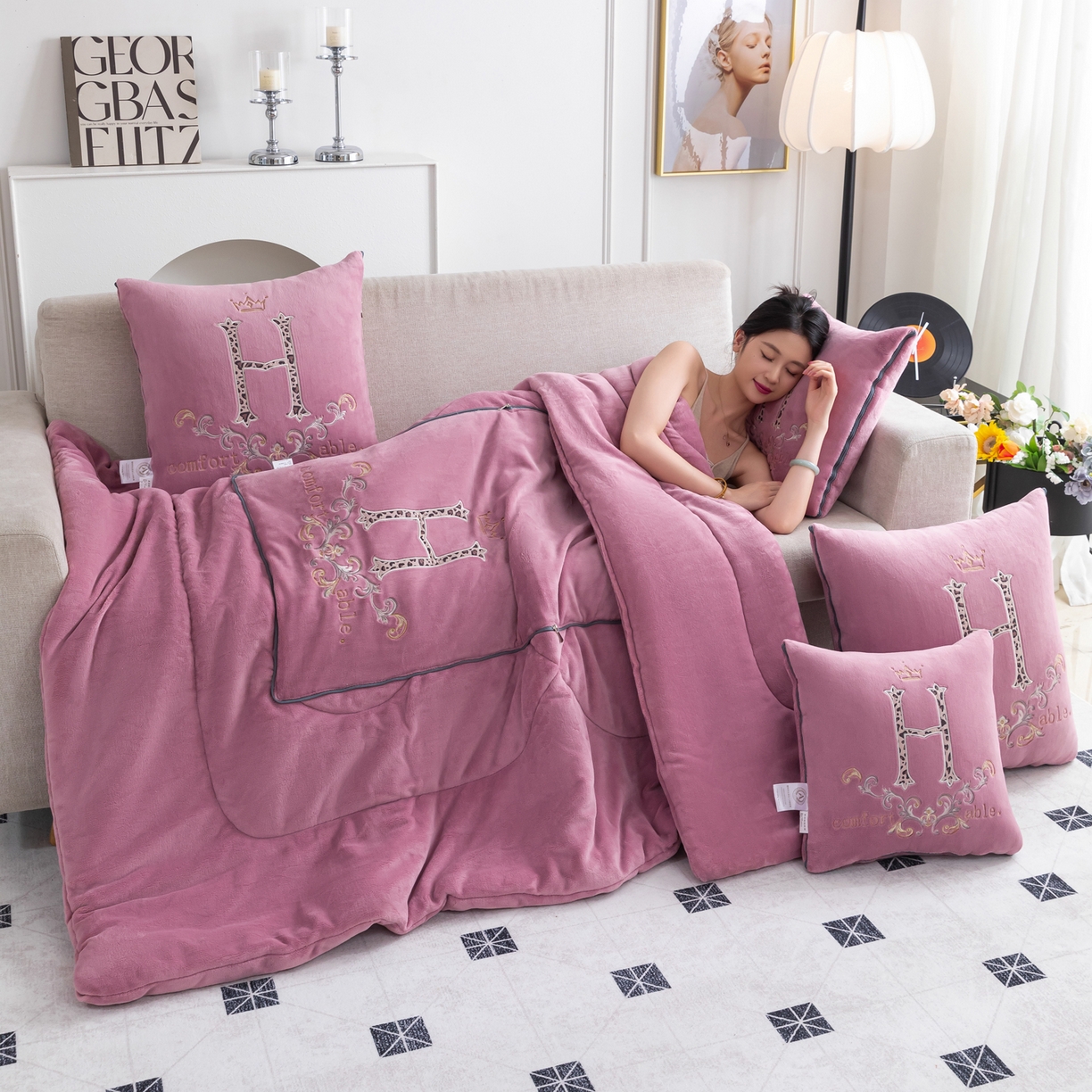 91家纺网 家纺一手货源 找家纺 照世家纺 2025新款牛奶绒简约复古款抱枕被 千代紫