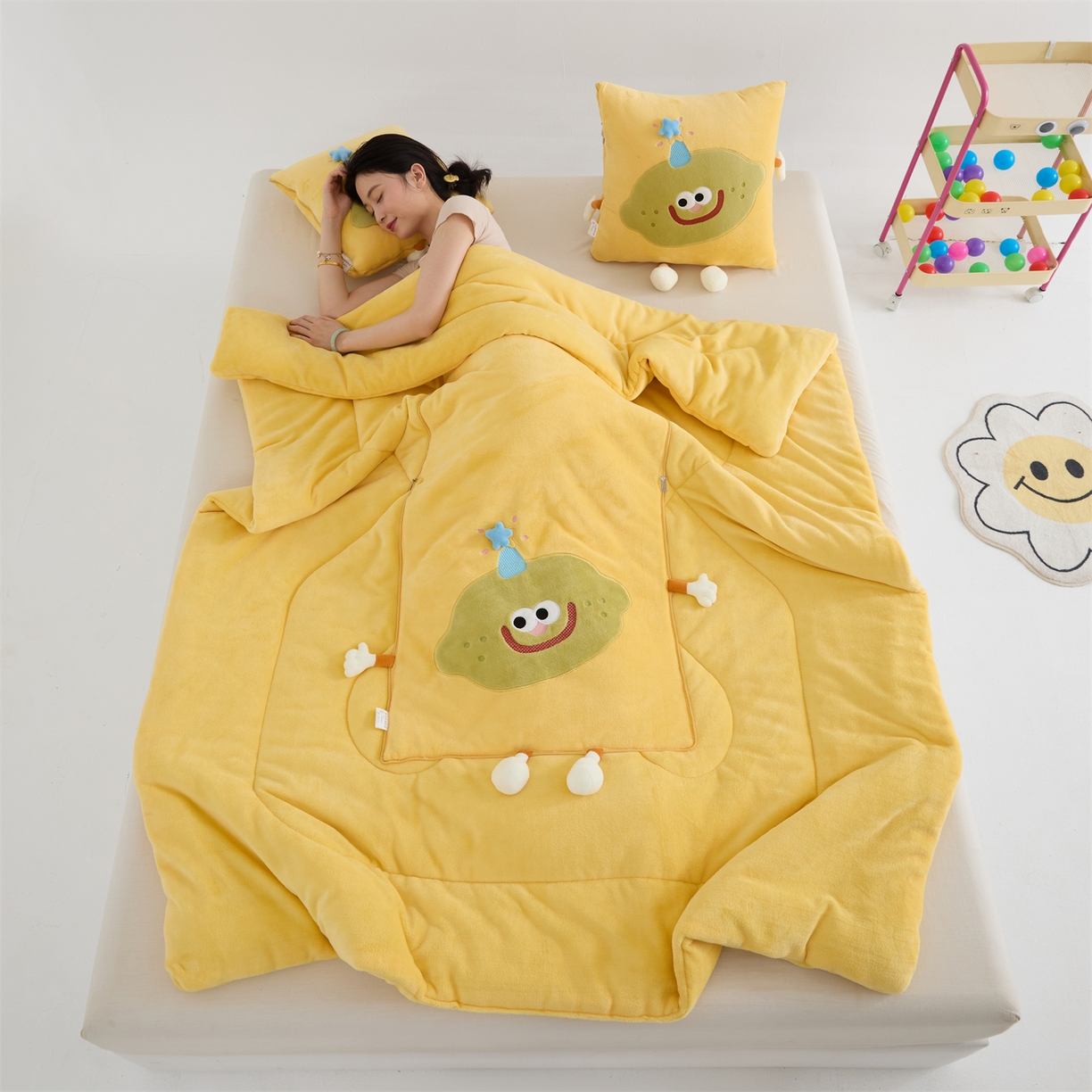 91家纺网 家纺一手货源 找家纺 照世家纺 2025新款牛奶绒抗菌棉mango款抱枕被 柠檬黄