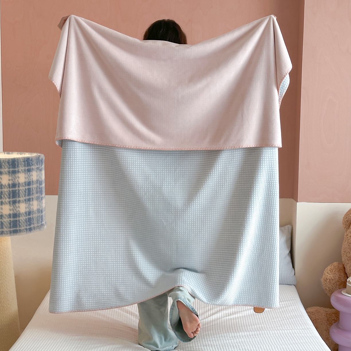 91家纺网 家纺一手货源 找家纺 桃子家居 2025新款A类ins菠萝毯全消光烂花撞色华夫格三角针工艺加厚牛奶绒毛毯多功能毯 绒-菠萝毯蓝粉