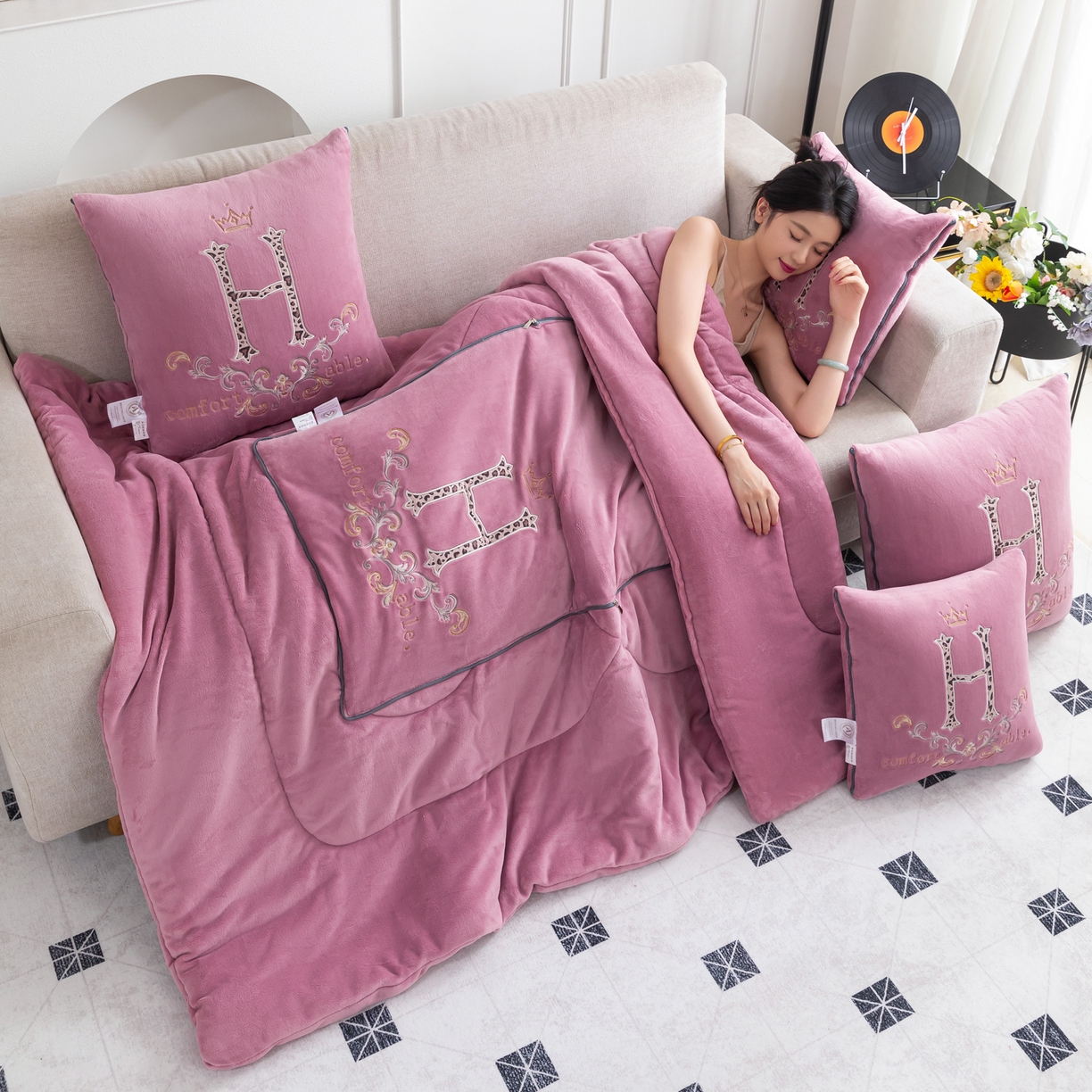 91家纺网 家纺一手货源 找家纺 照世家纺 2025新款牛奶绒简约复古款抱枕被 千代紫