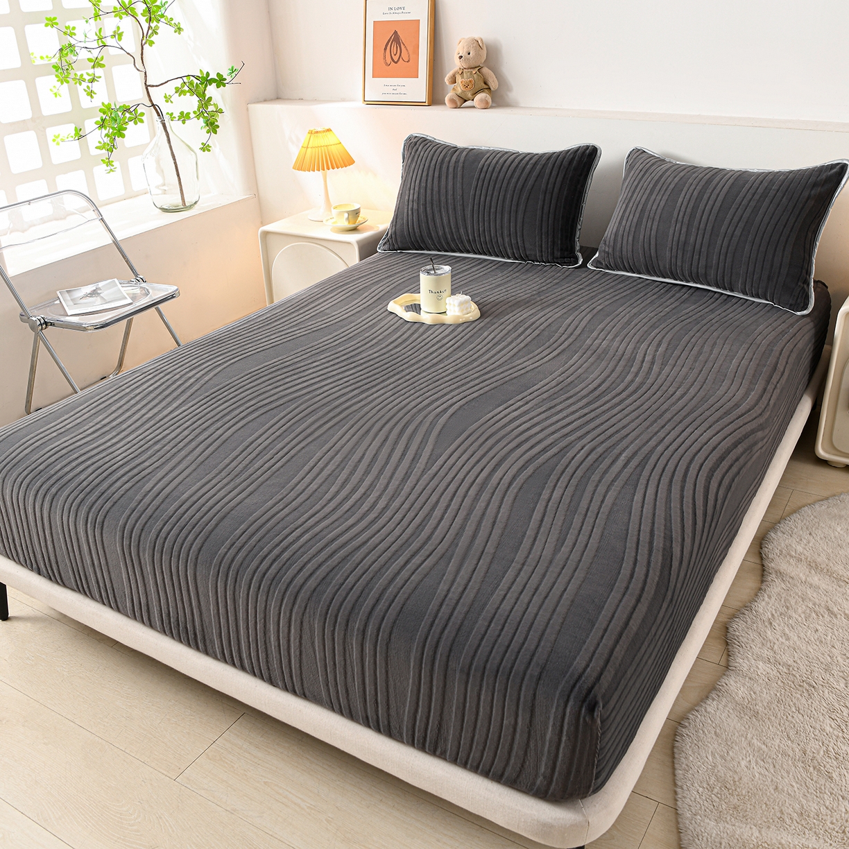 91家纺网 家纺一手货源 找家纺 推推家纺 2025新款雕花加厚牛奶绒床笠 条纹时代-深灰