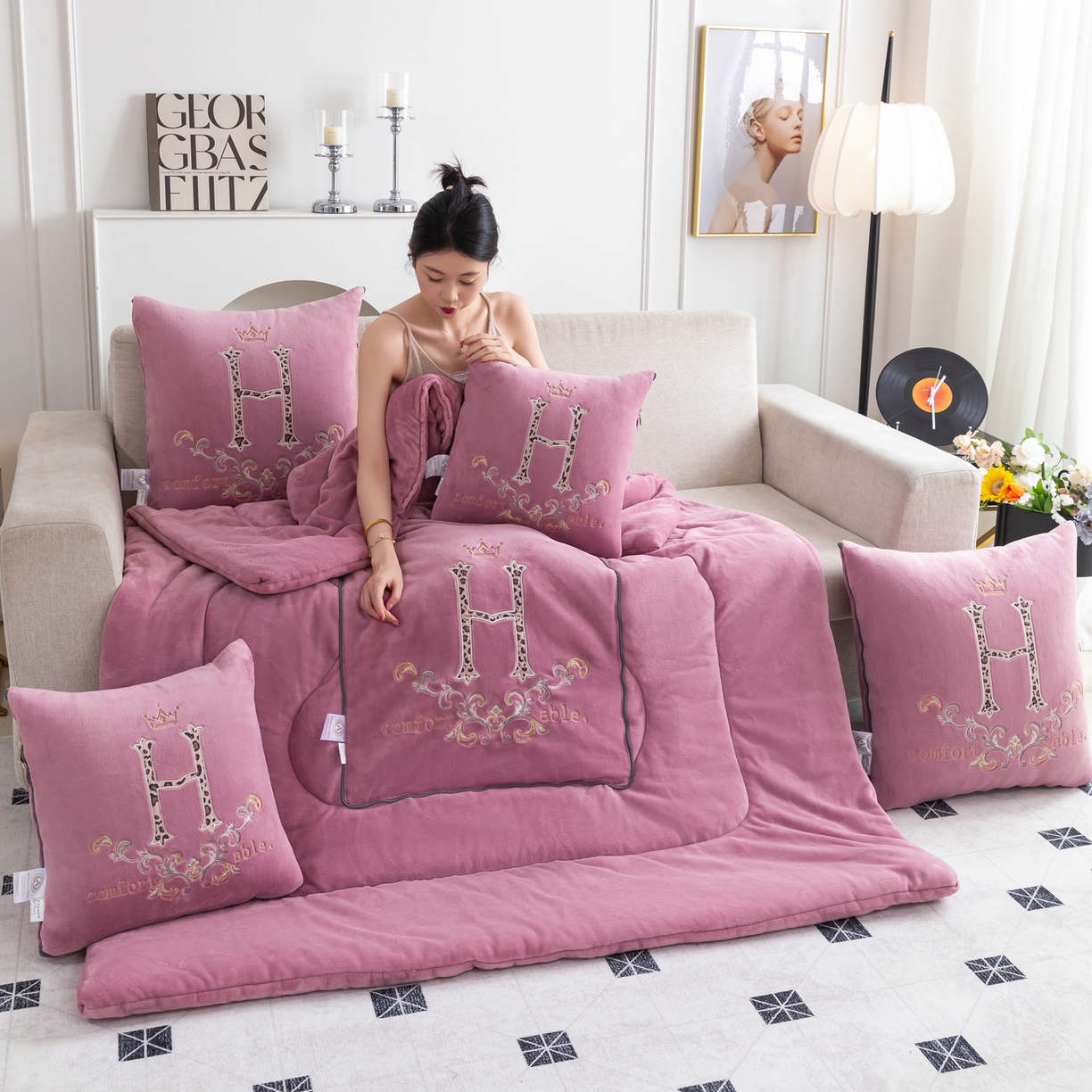 91家纺网 家纺一手货源 找家纺 照世家纺 2025新款牛奶绒简约复古款抱枕被 千代紫