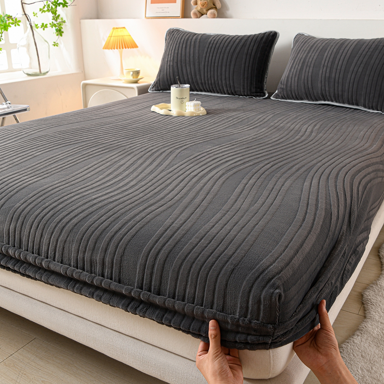 91家纺网 家纺一手货源 找家纺 推推家纺 2025新款雕花加厚牛奶绒床笠 条纹时代-深灰