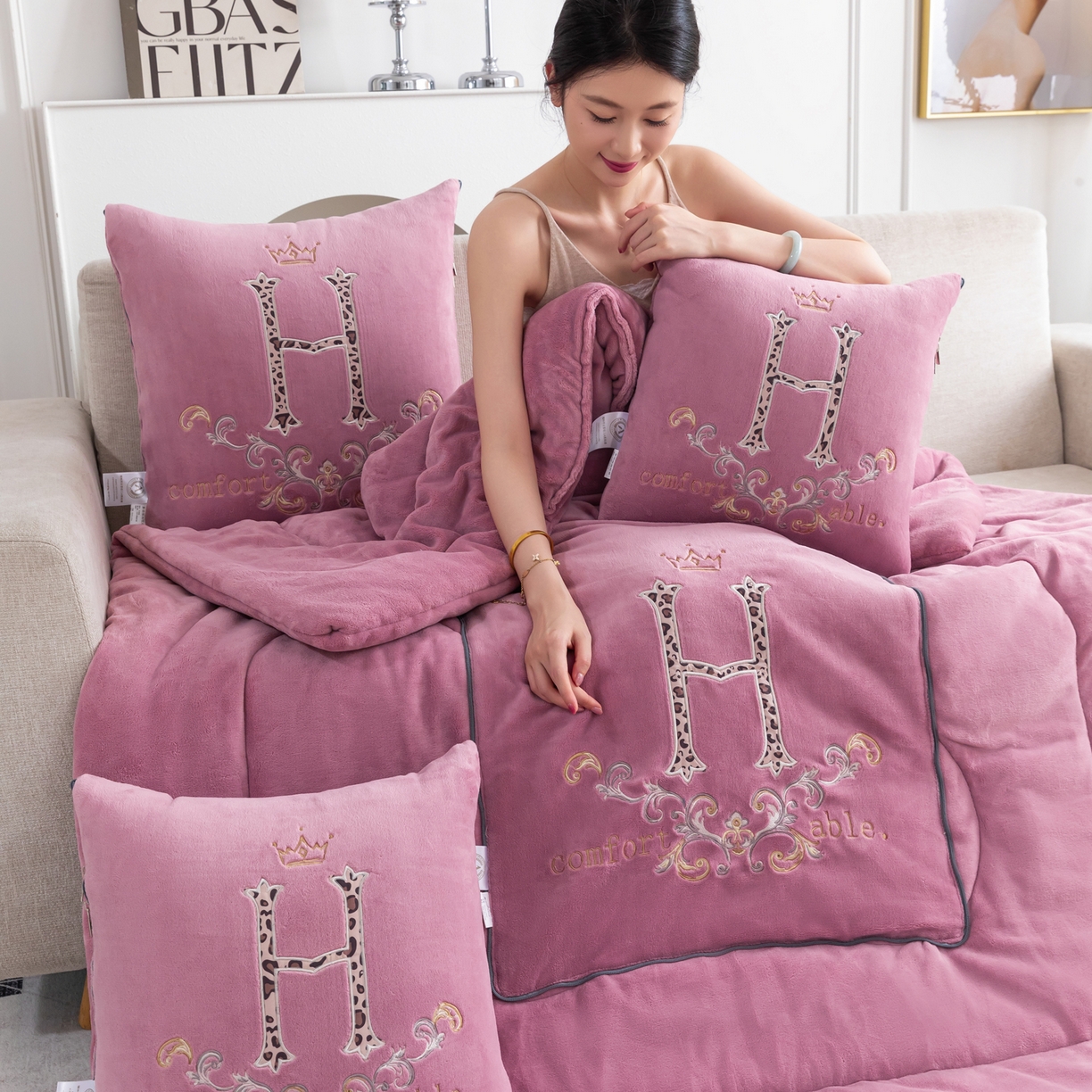 91家纺网 家纺一手货源 找家纺 照世家纺 2025新款牛奶绒简约复古款抱枕被 千代紫