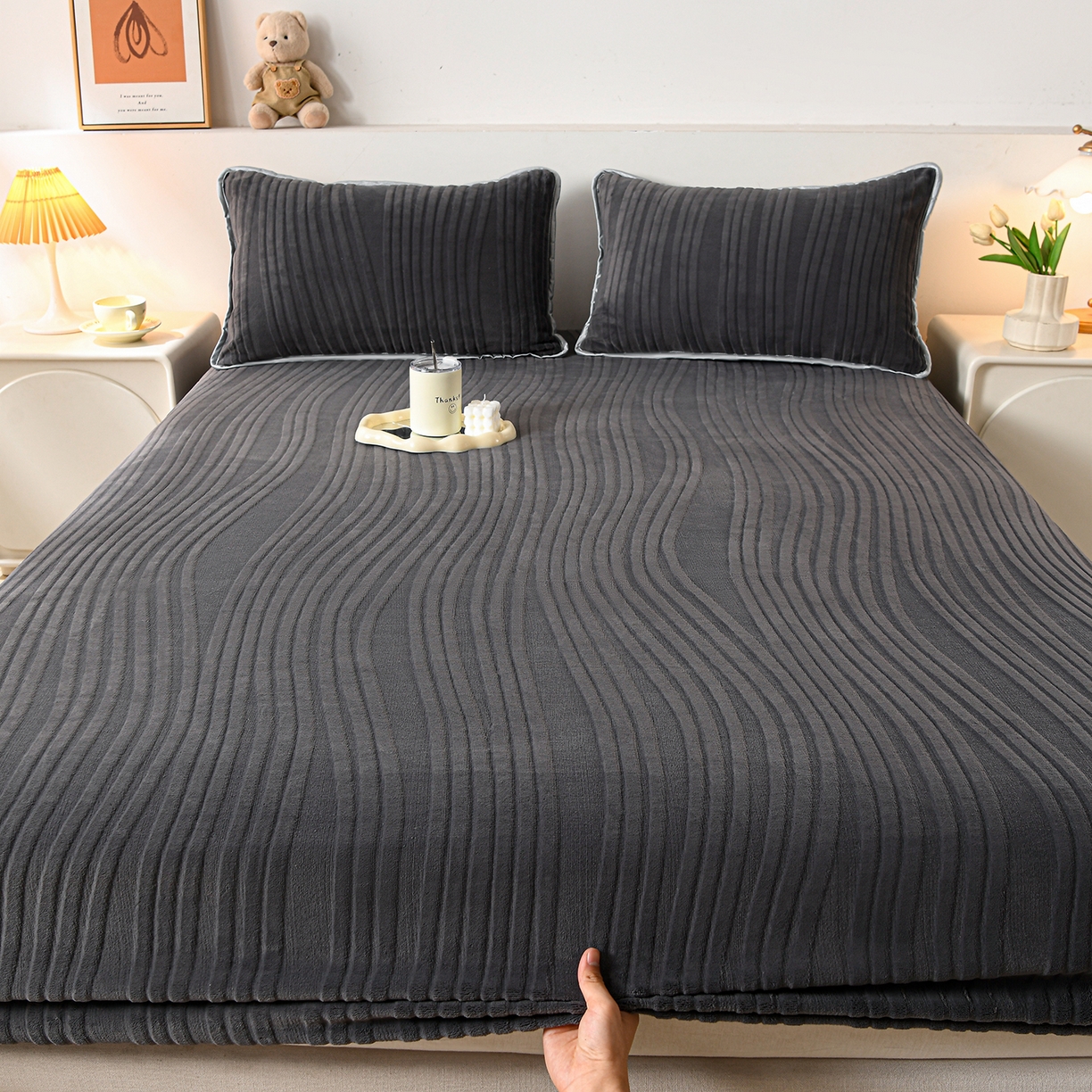 91家纺网 家纺一手货源 找家纺 推推家纺 2025新款雕花加厚牛奶绒床笠 条纹时代-深灰