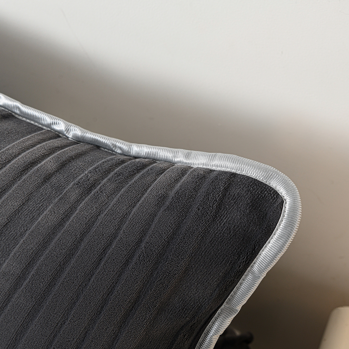 91家纺网 家纺一手货源 找家纺 推推家纺 2025新款雕花加厚牛奶绒床笠 条纹时代-深灰