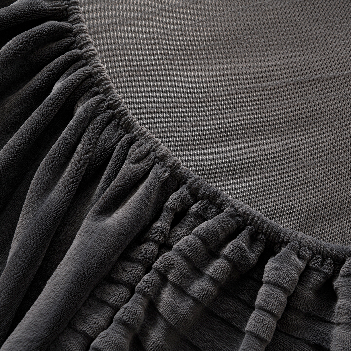 91家纺网 家纺一手货源 找家纺 推推家纺 2025新款雕花加厚牛奶绒床笠 条纹时代-深灰