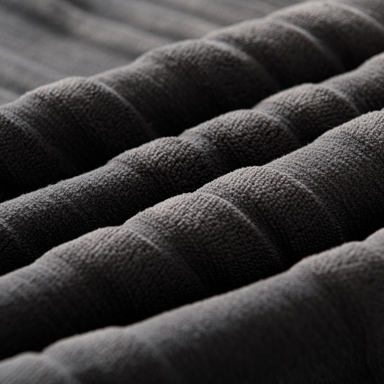 91家纺网 家纺一手货源 找家纺 推推家纺 2025新款雕花加厚牛奶绒床笠 条纹时代-深灰