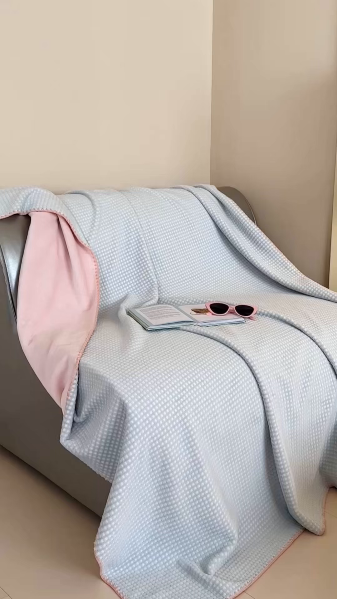 91家纺网 家纺一手货源 找家纺 桃子家居 2025新款A类ins菠萝毯全消光烂花撞色华夫格三角针工艺加厚牛奶绒毛毯多功能毯 绒-菠萝毯蓝粉