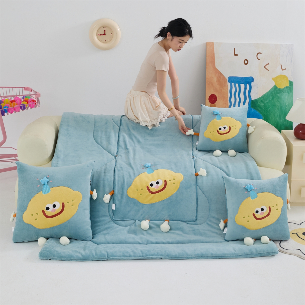 照世家纺 2025新款牛奶绒抗菌棉mango款抱枕被 秋蓝