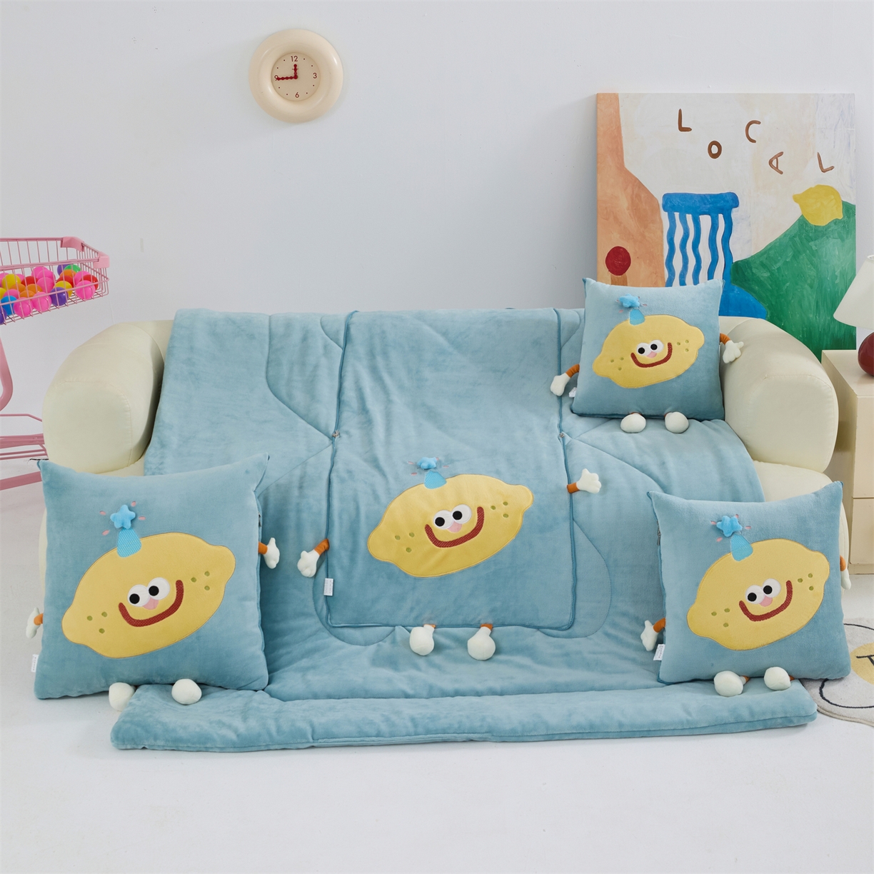 91家纺网 家纺一手货源 找家纺 照世家纺 2025新款牛奶绒抗菌棉mango款抱枕被 秋蓝