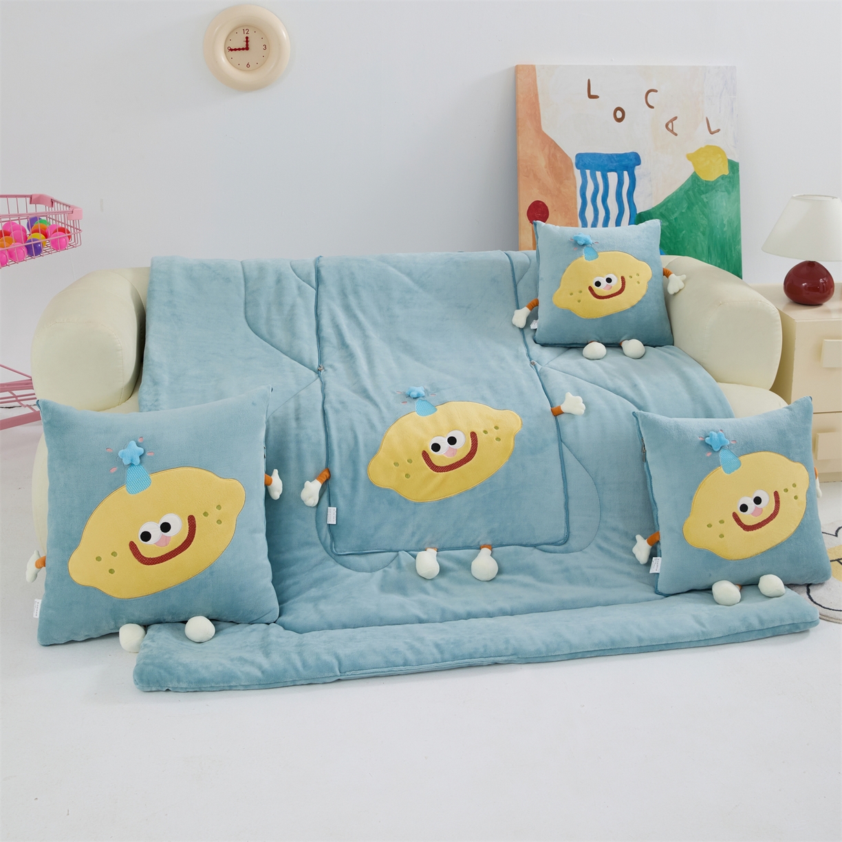 91家纺网 家纺一手货源 找家纺 照世家纺 2025新款牛奶绒抗菌棉mango款抱枕被 秋蓝