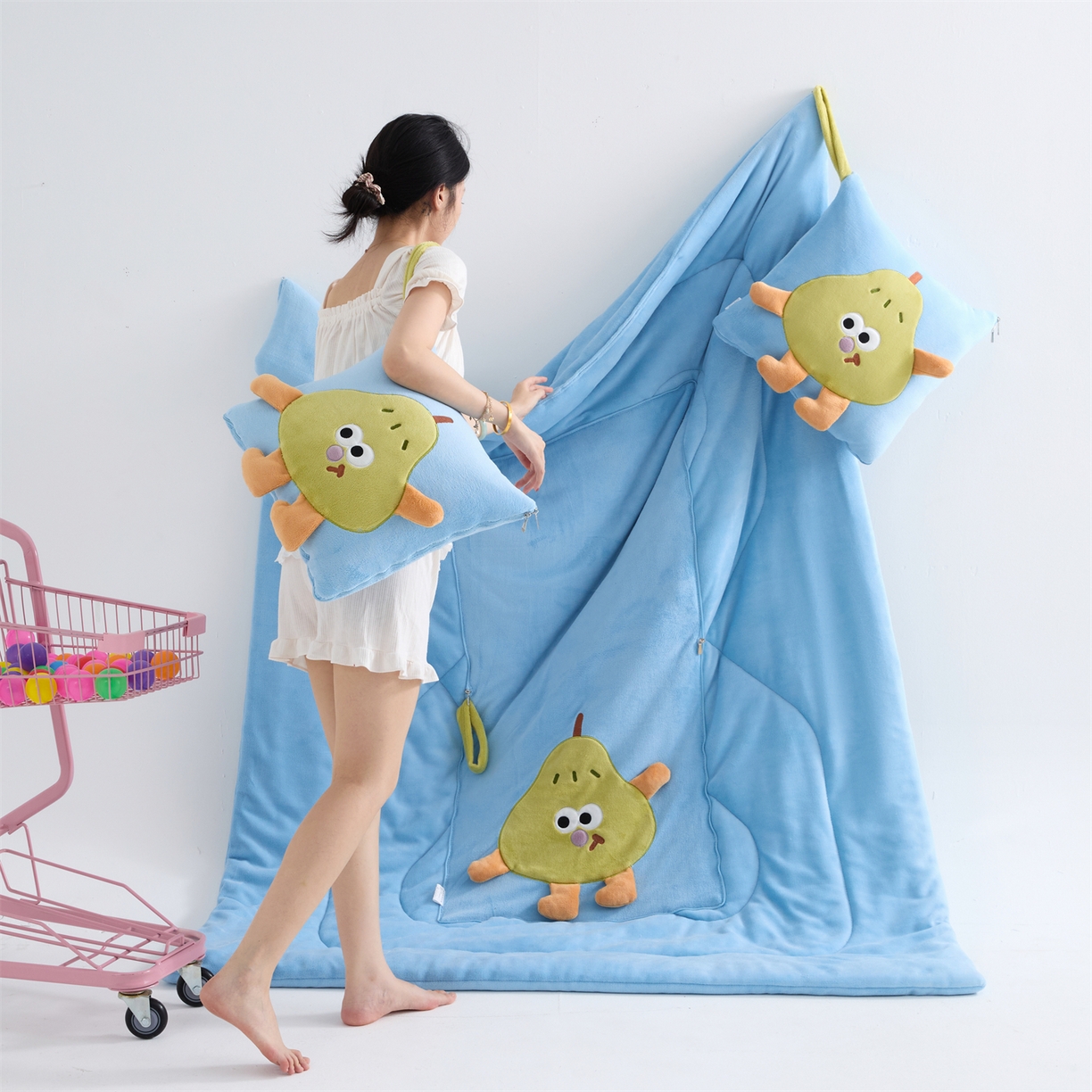 照世家纺 2025新款牛奶绒抗菌棉pear款抱枕被 宝石蓝