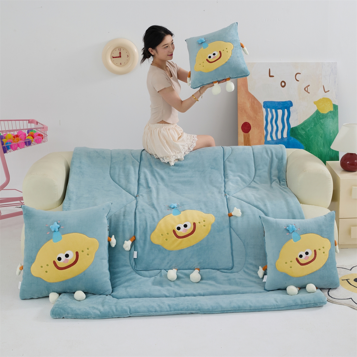 91家纺网 家纺一手货源 找家纺 照世家纺 2025新款牛奶绒抗菌棉mango款抱枕被 秋蓝