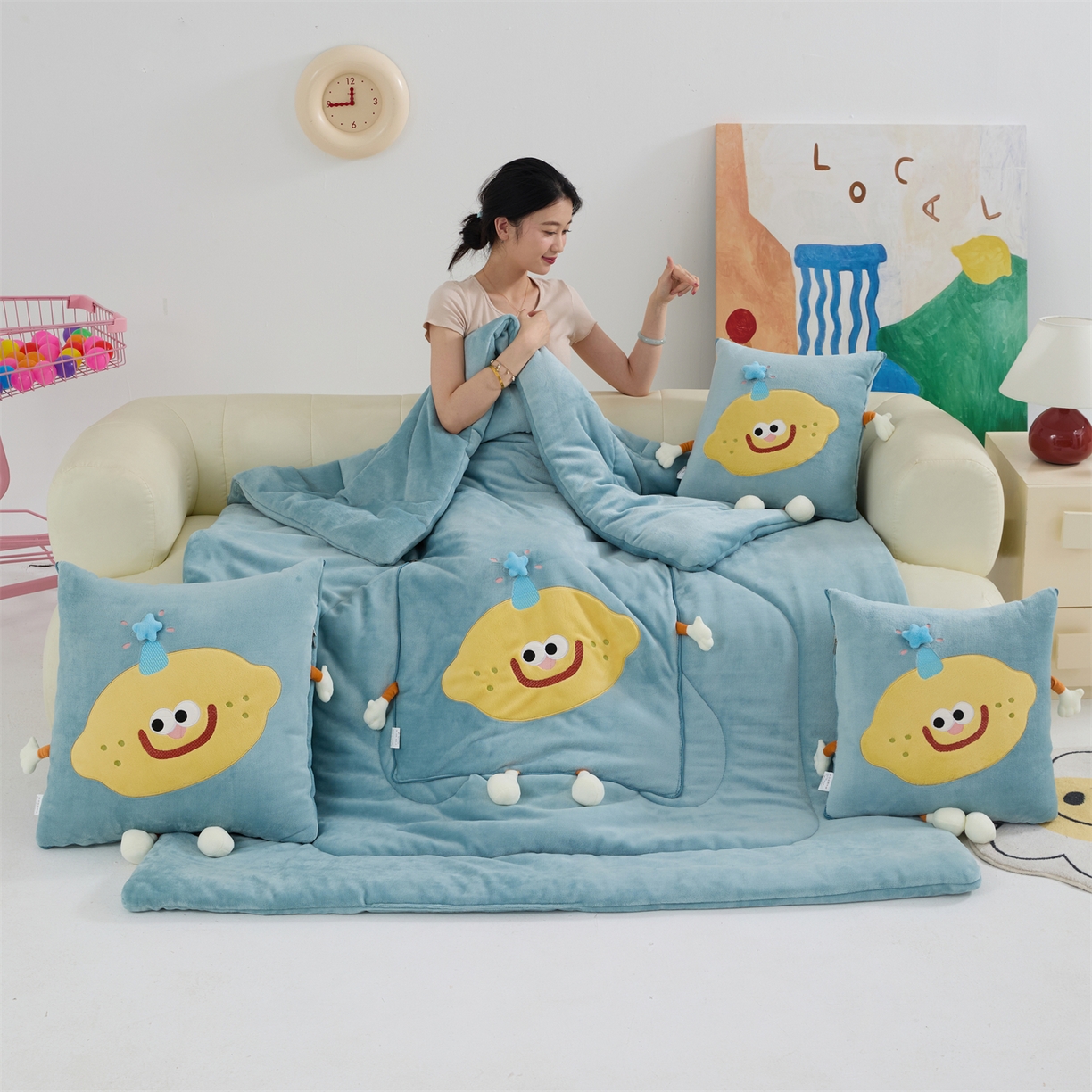 91家纺网 家纺一手货源 找家纺 照世家纺 2025新款牛奶绒抗菌棉mango款抱枕被 秋蓝