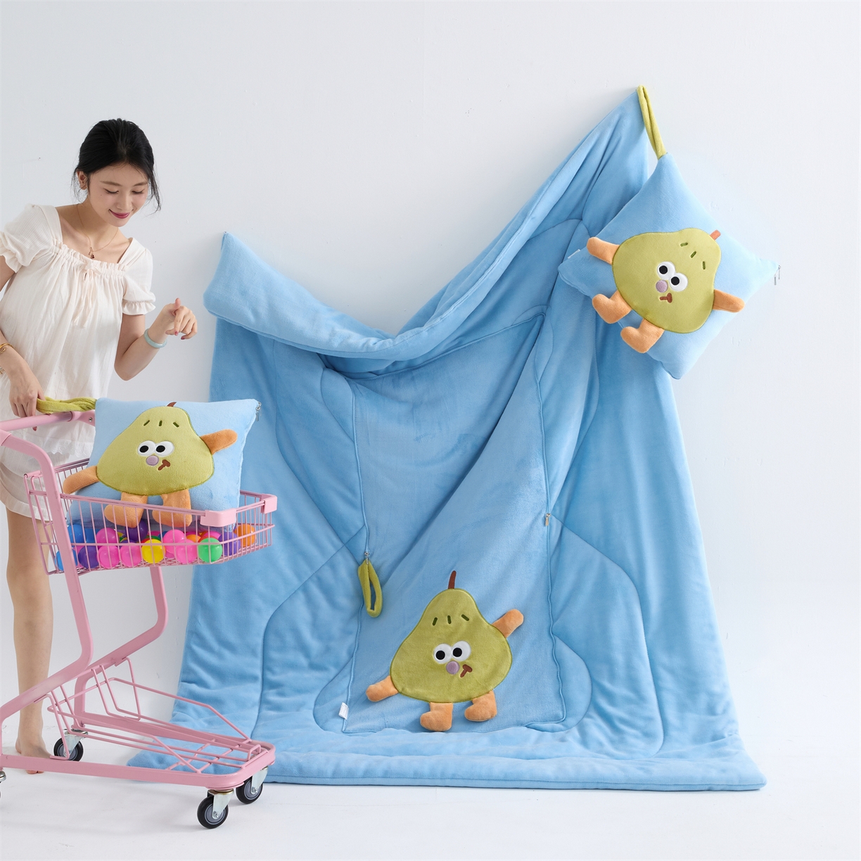 91家纺网 家纺一手货源 找家纺 照世家纺 2025新款牛奶绒抗菌棉pear款抱枕被 宝石蓝