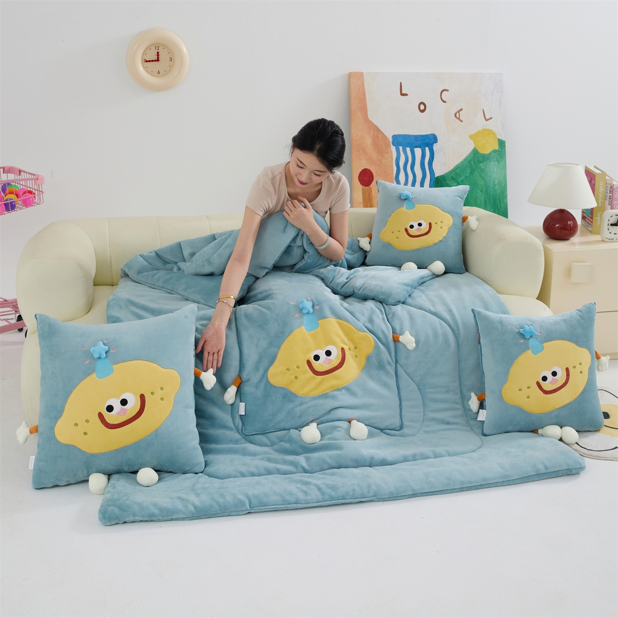 91家纺网 家纺一手货源 找家纺 照世家纺 2025新款牛奶绒抗菌棉mango款抱枕被 秋蓝