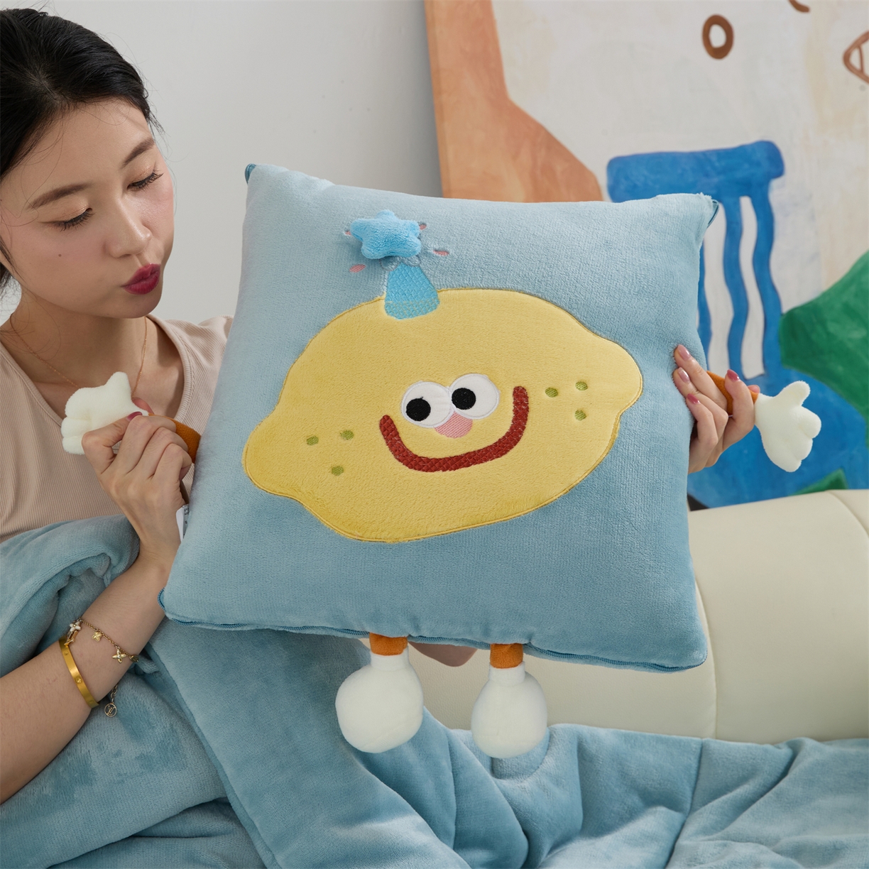 91家纺网 家纺一手货源 找家纺 照世家纺 2025新款牛奶绒抗菌棉mango款抱枕被 秋蓝