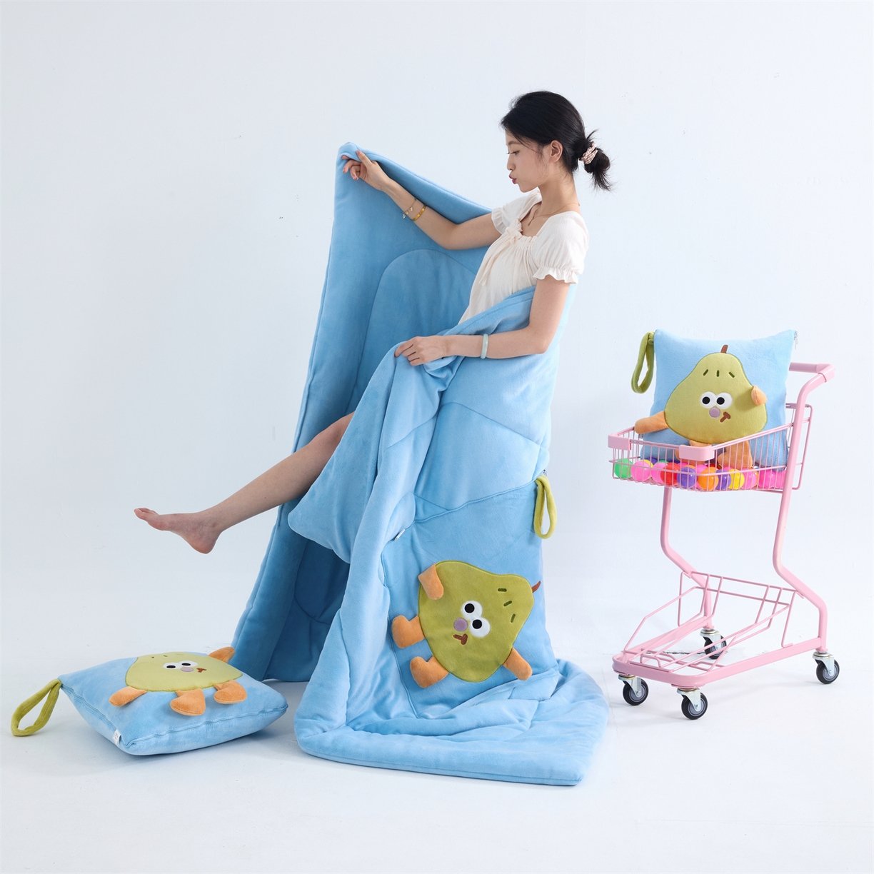 91家纺网 家纺一手货源 找家纺 照世家纺 2025新款牛奶绒抗菌棉pear款抱枕被 宝石蓝