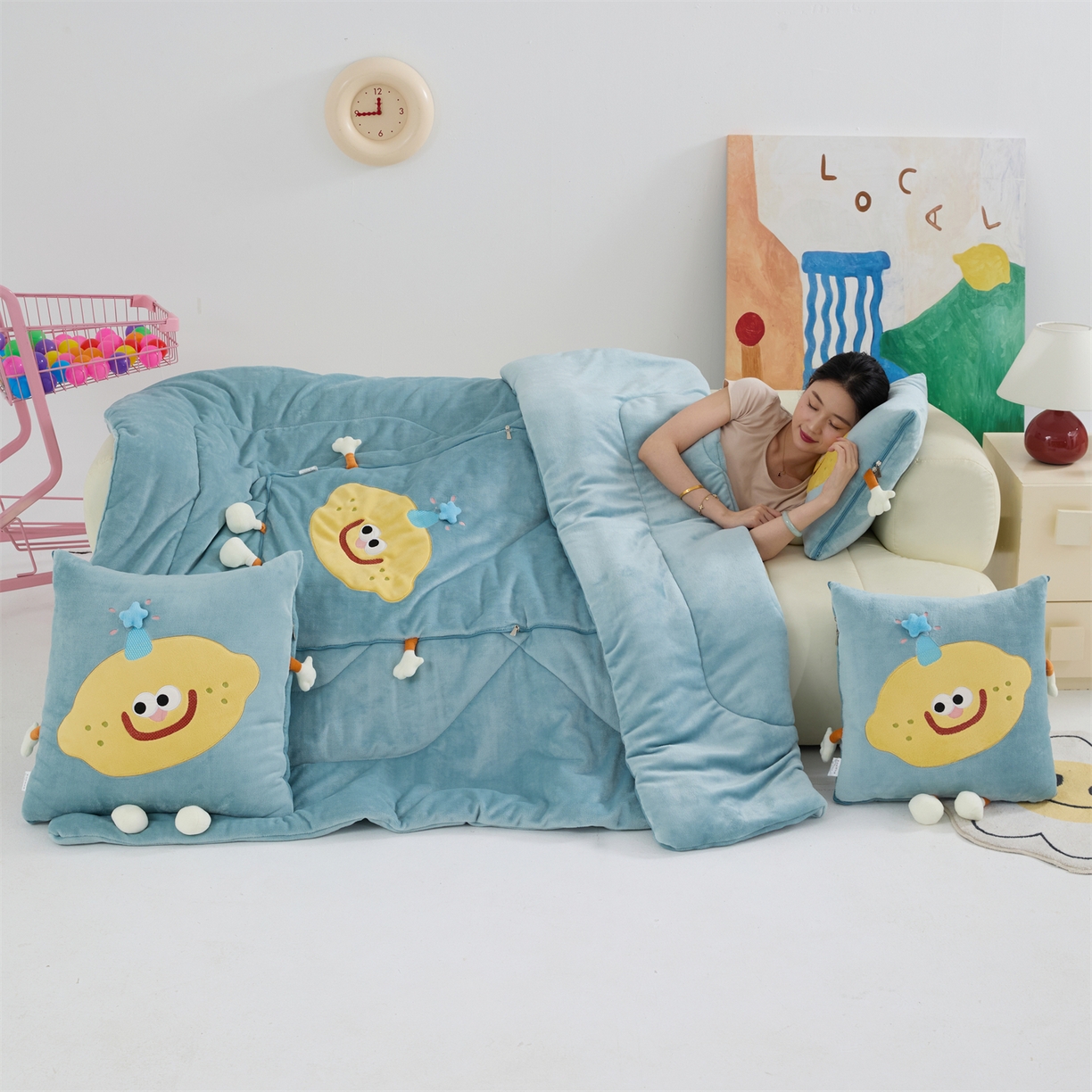 91家纺网 家纺一手货源 找家纺 照世家纺 2025新款牛奶绒抗菌棉mango款抱枕被 秋蓝