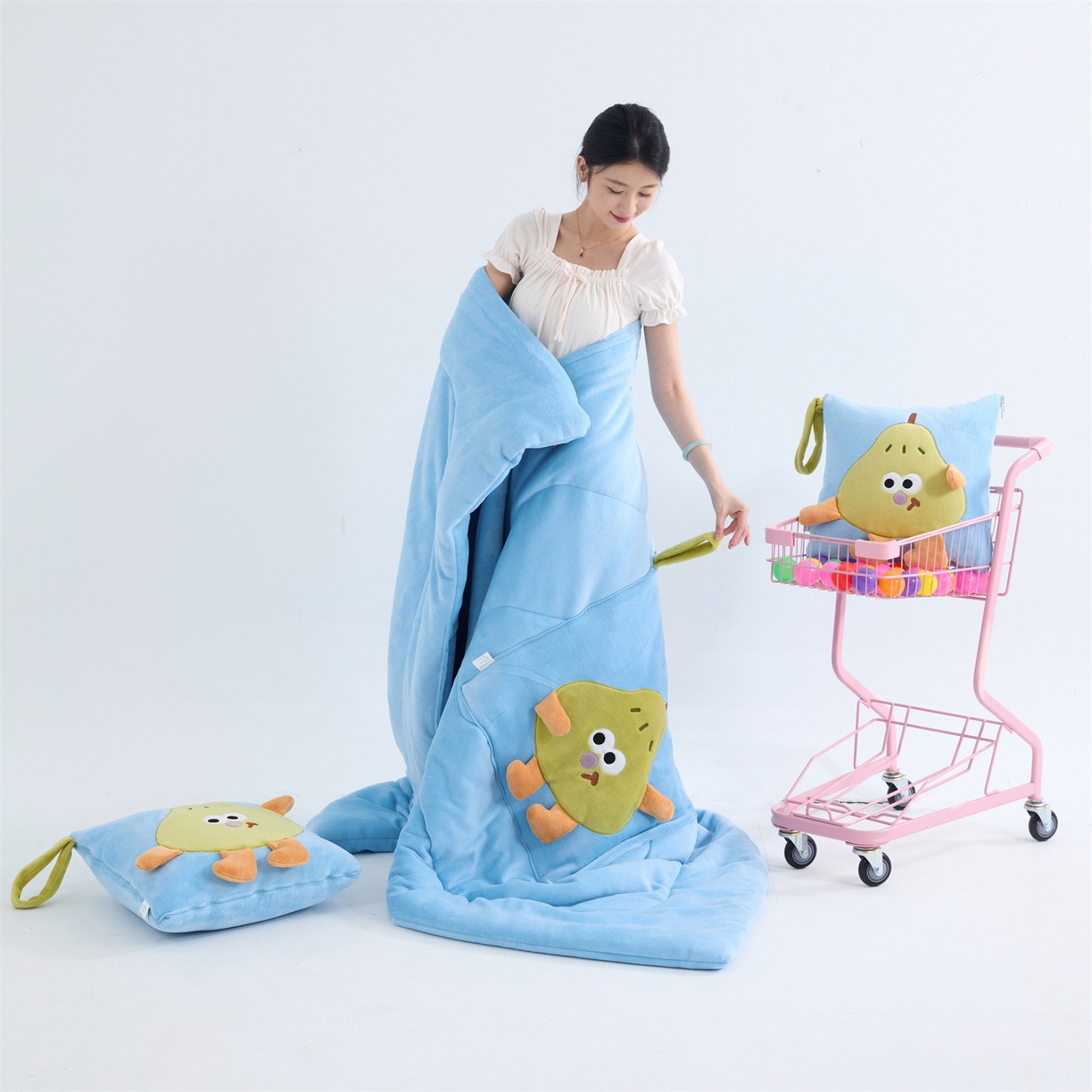 91家纺网 家纺一手货源 找家纺 照世家纺 2025新款牛奶绒抗菌棉pear款抱枕被 宝石蓝