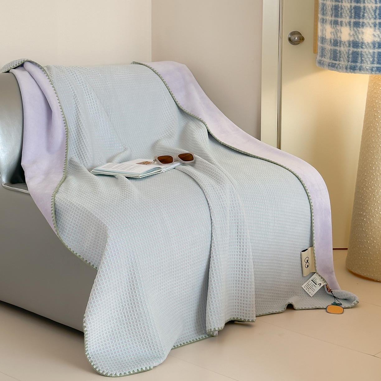 91家纺网 家纺一手货源 找家纺 桃子家居 2025新款A类ins菠萝毯全消光烂花撞色华夫格三角针工艺加厚牛奶绒毛毯多功能毯 绒-菠萝毯绿紫