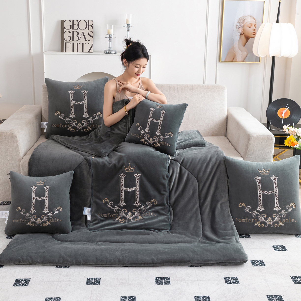 照世家纺 2025新款牛奶绒简约复古款抱枕被 深灰