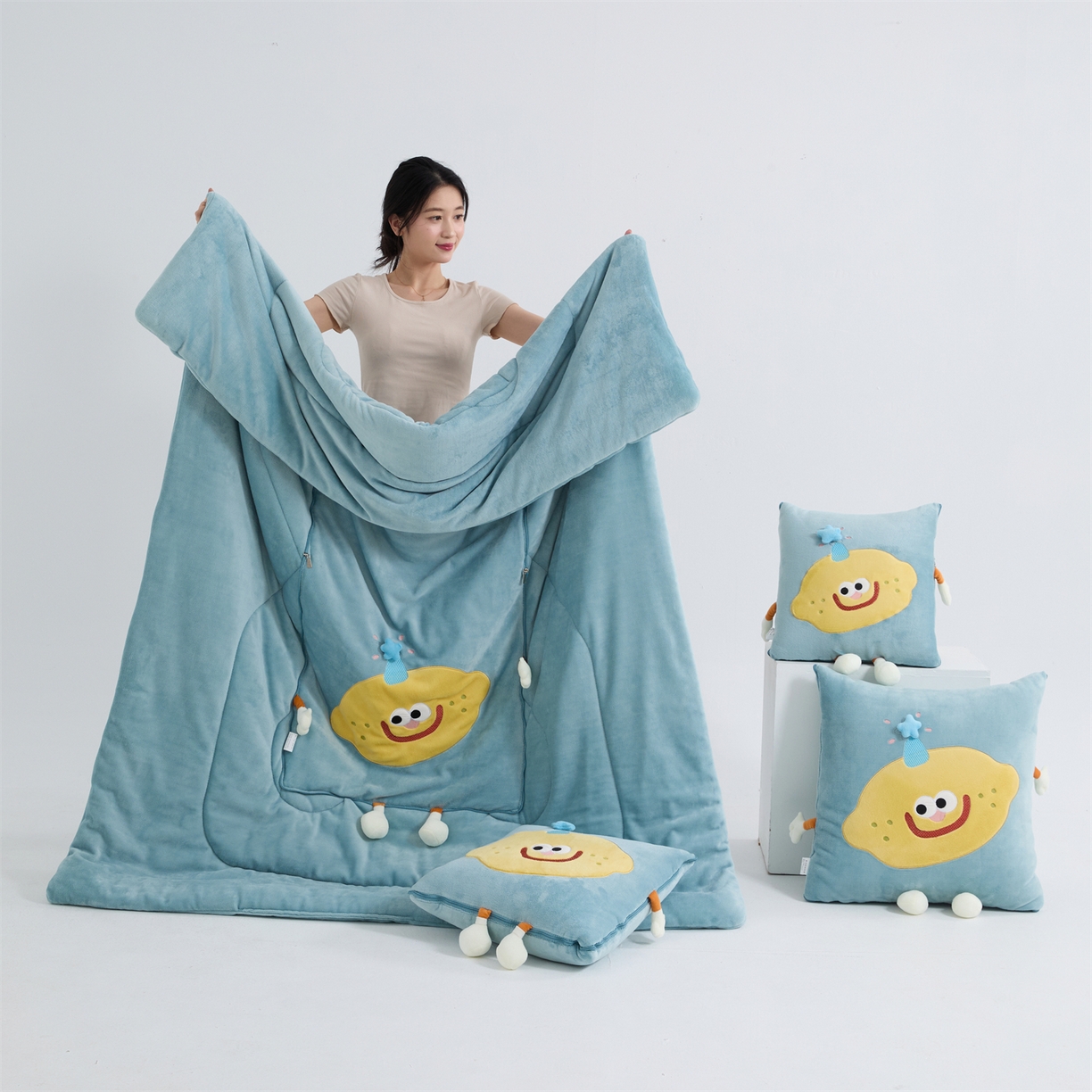 91家纺网 家纺一手货源 找家纺 照世家纺 2025新款牛奶绒抗菌棉mango款抱枕被 秋蓝