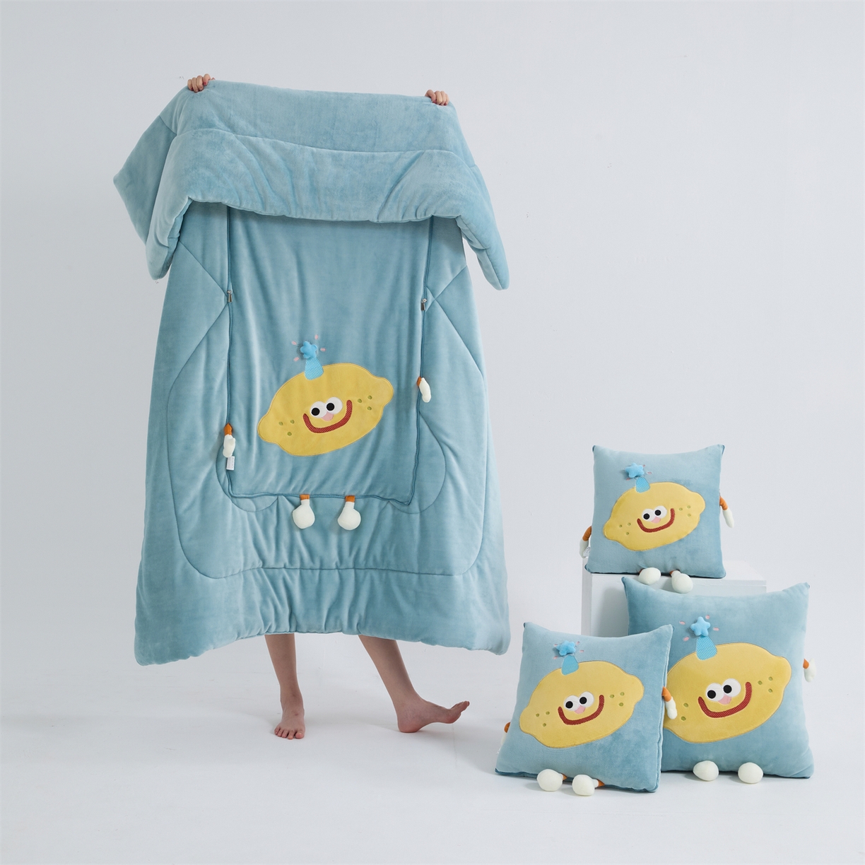 91家纺网 家纺一手货源 找家纺 照世家纺 2025新款牛奶绒抗菌棉mango款抱枕被 秋蓝