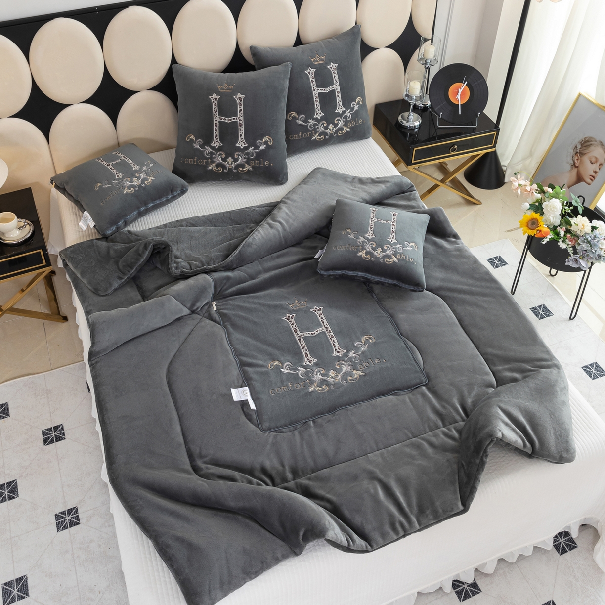 91家纺网 家纺一手货源 找家纺 照世家纺 2025新款牛奶绒简约复古款抱枕被 深灰