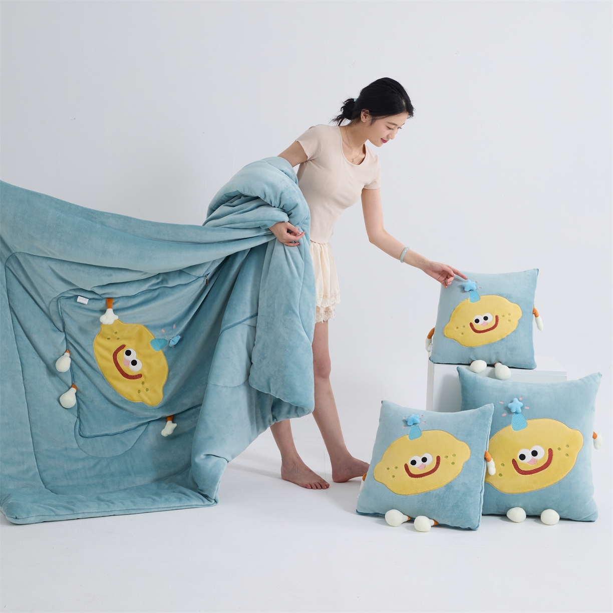 91家纺网 家纺一手货源 找家纺 照世家纺 2025新款牛奶绒抗菌棉mango款抱枕被 秋蓝